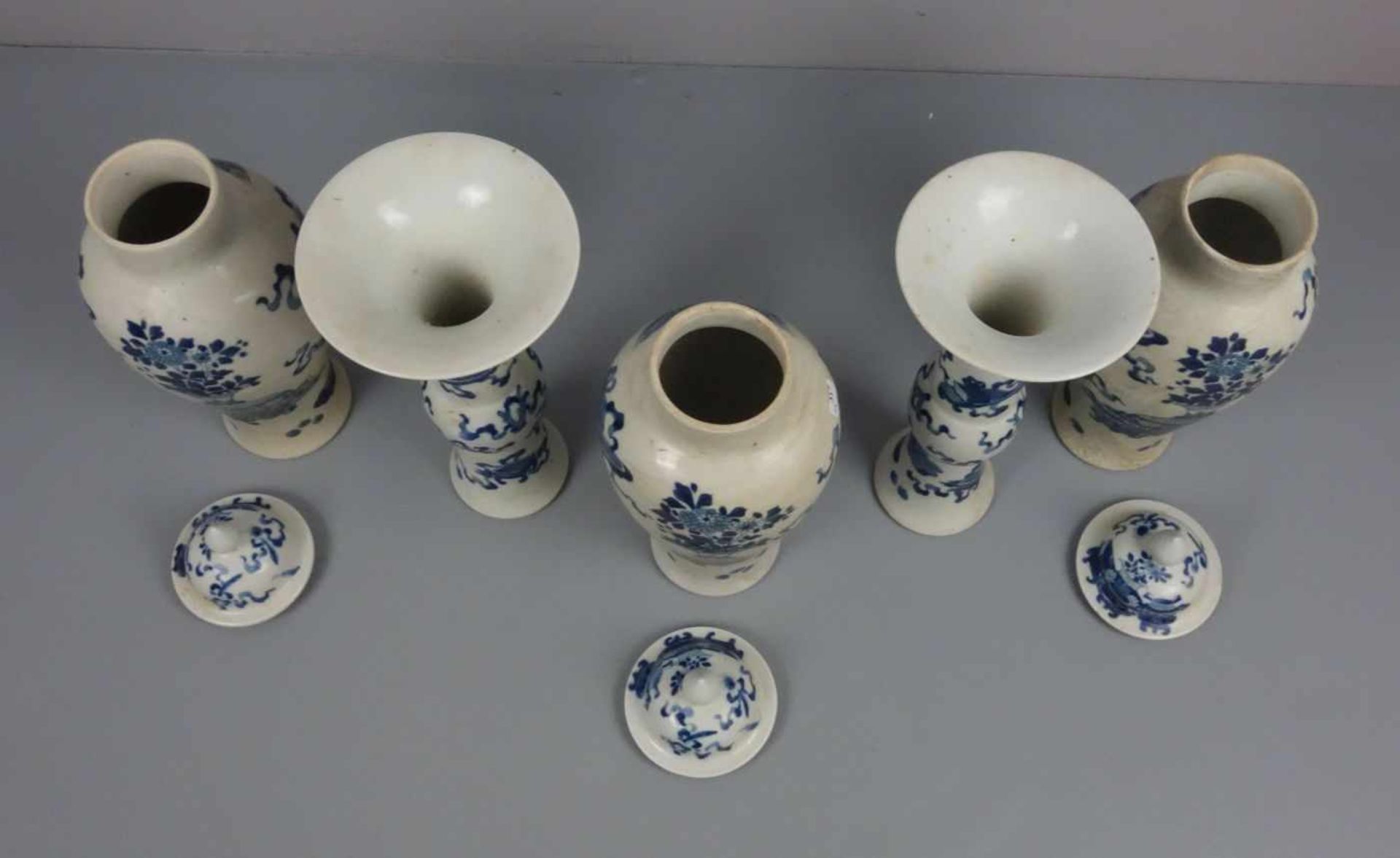 SET VON 5 CHINESISCHEN VASEN, Porzellan, China, ungemarkt. Weißgraue Glasur mit Blaumalerei, - Bild 4 aus 5