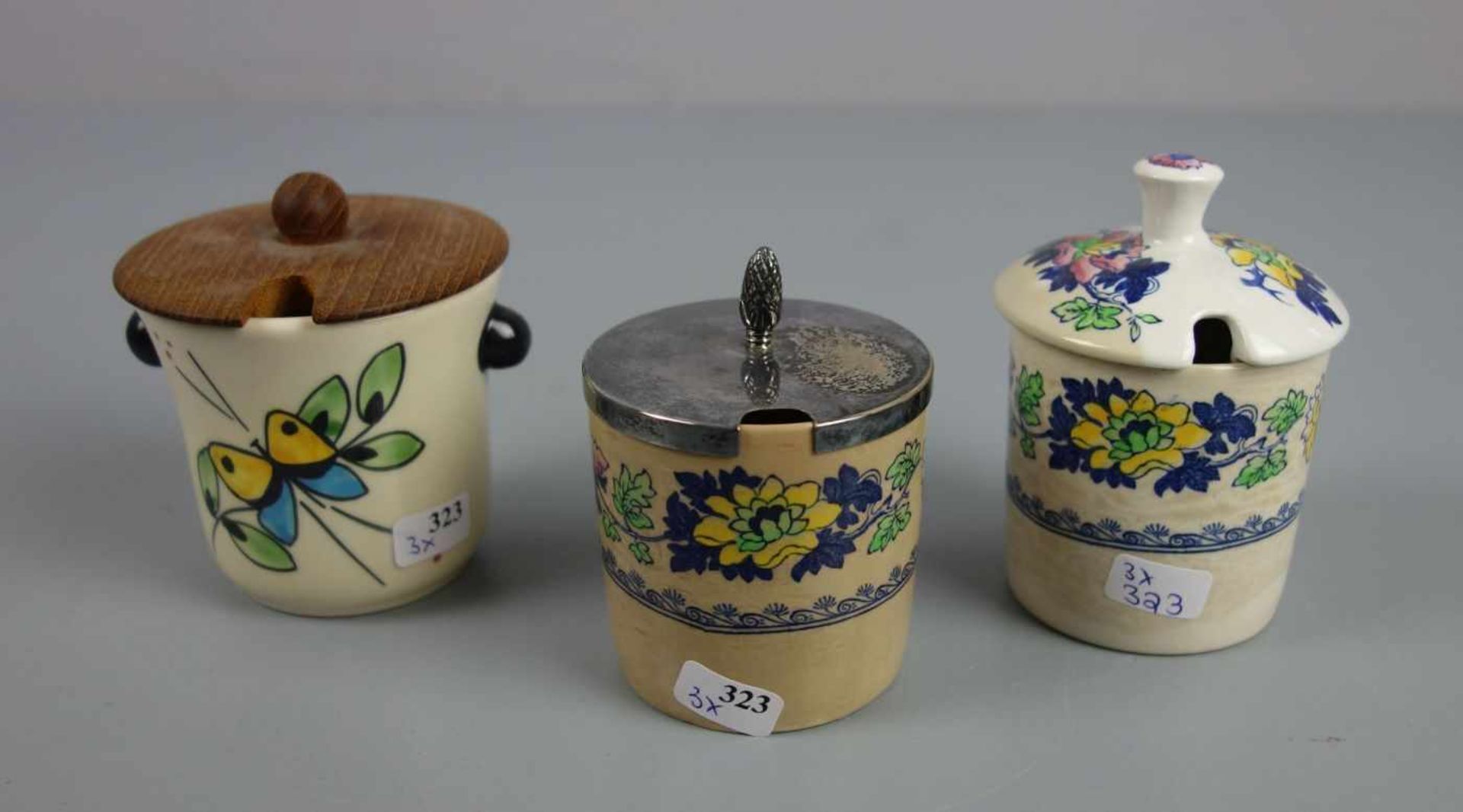 3 DECKELDOSEN / KOMPOTTIEREN, Keramik, 20. Jh. Drei konische Keramikbecher mit polychromem