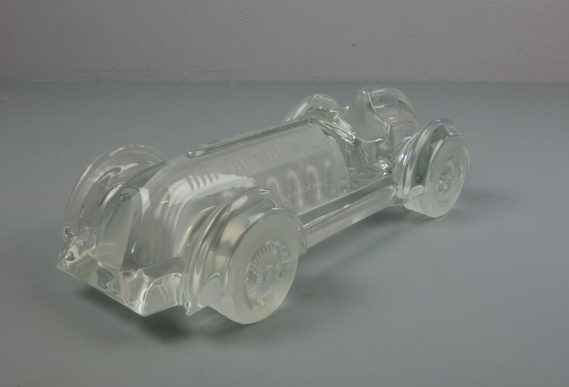 GLAS - ZIEROBJEKT "RENNWAGEN", Cristallerie Daum (ungemarkt) 1970er / 1980erJahre. Vollplastische