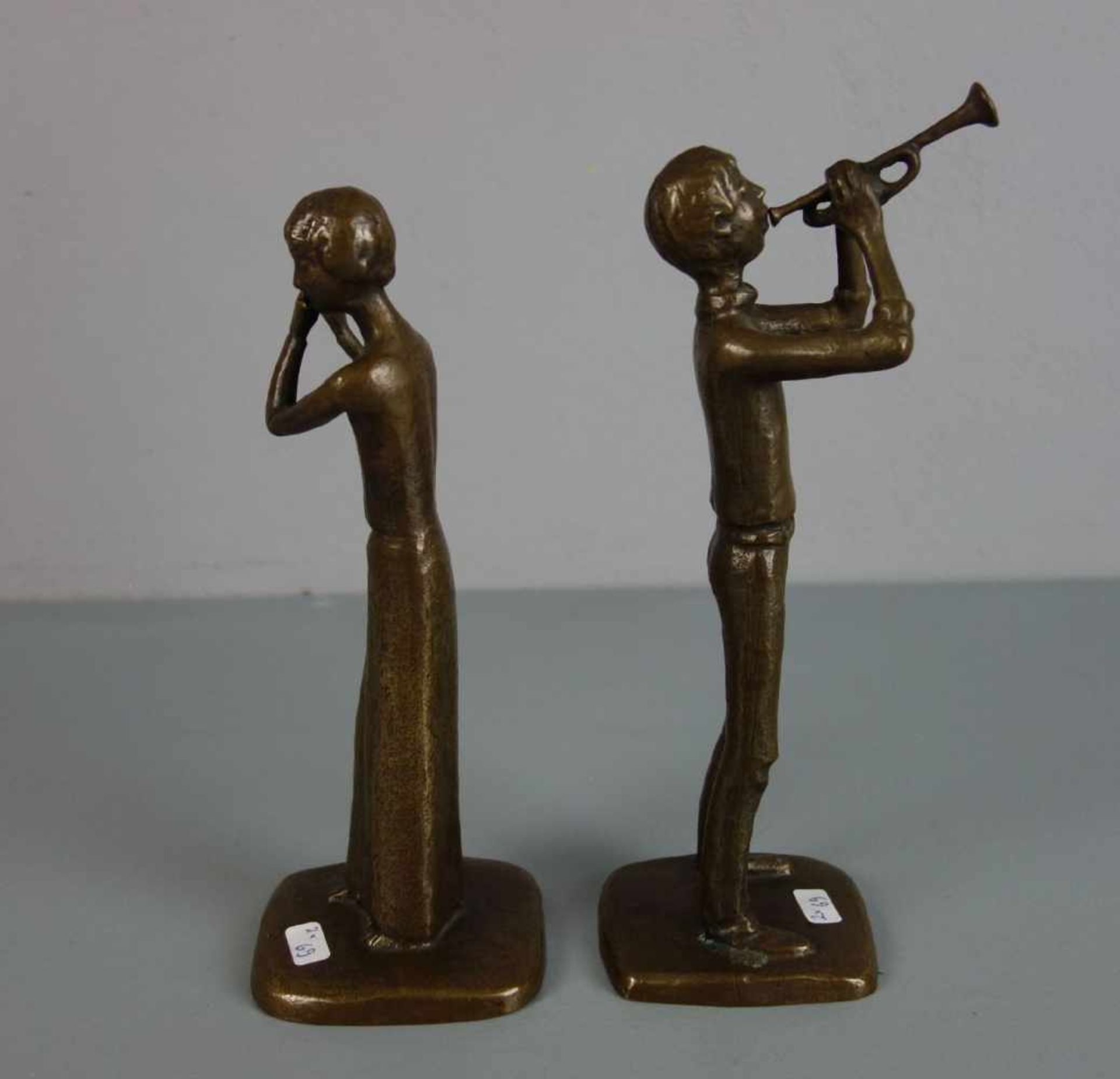 ANONYMER BILDHAUER (20. / 21. JH.), Paar Bronze - Skulpturen: "Trompeter" und "Flötistin" / - Image 4 of 4
