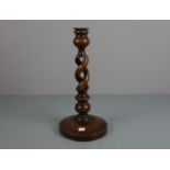 KERZENLEUCHTER / TISCHLEUCHTER / candle stand, Holz, gedrechselt und geschnitzt. Aufgewölbter und