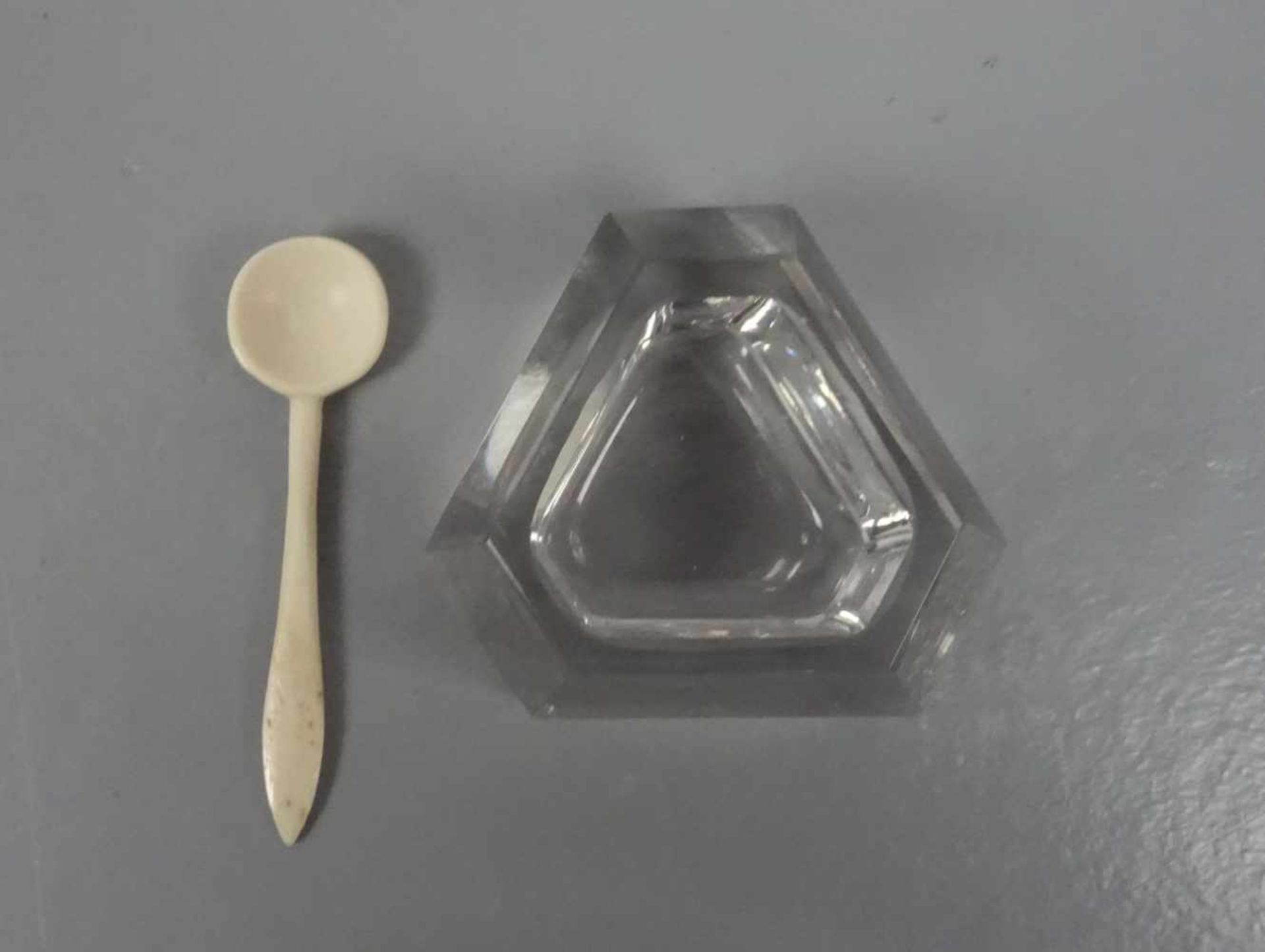 KONVOLUT GLAS-SALIEREN MIT BEINLÖFFEL, 20. Jh., ohne Manufakturbezeichnung. Glas und Bein. Polygonal - Bild 2 aus 2