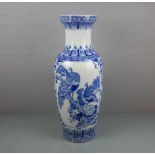 GROSSE BODENVASE / chinese vase, China, 20. Jh., Porzellan, Blaumalerei auf weißem Fond. Unter dem