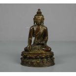 BUDDHA AUF DEM LOTUSTHRON, Bronze, dunkelbraun patiniert und mit Vergoldungsresten. Auf stilisiertem