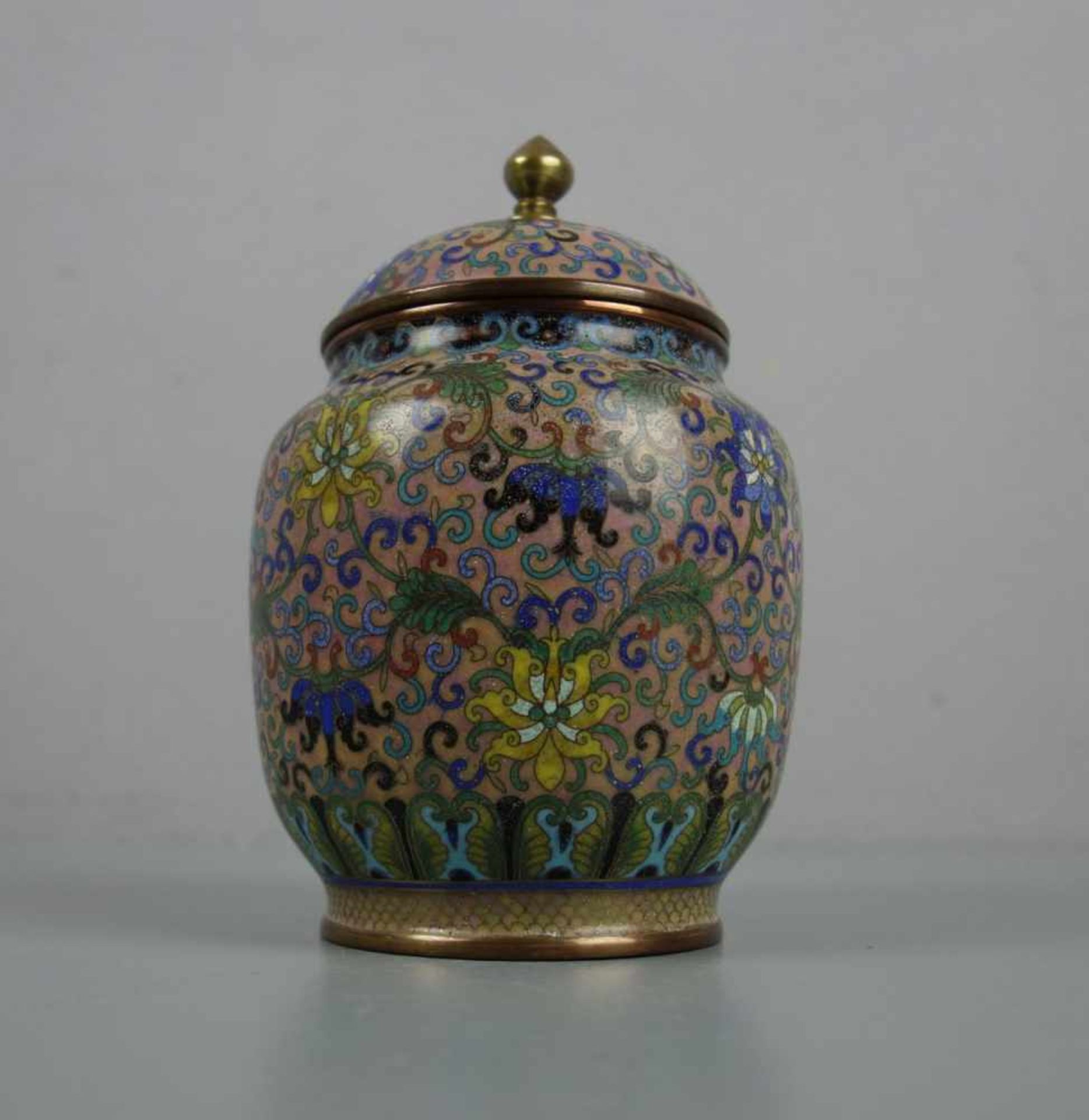 CLOISONNE DECKELVASE / cloisonné vase, Asien, wohl 1. H. 20. Jh., polychromes Emaille in Cloisonne- - Image 4 of 4