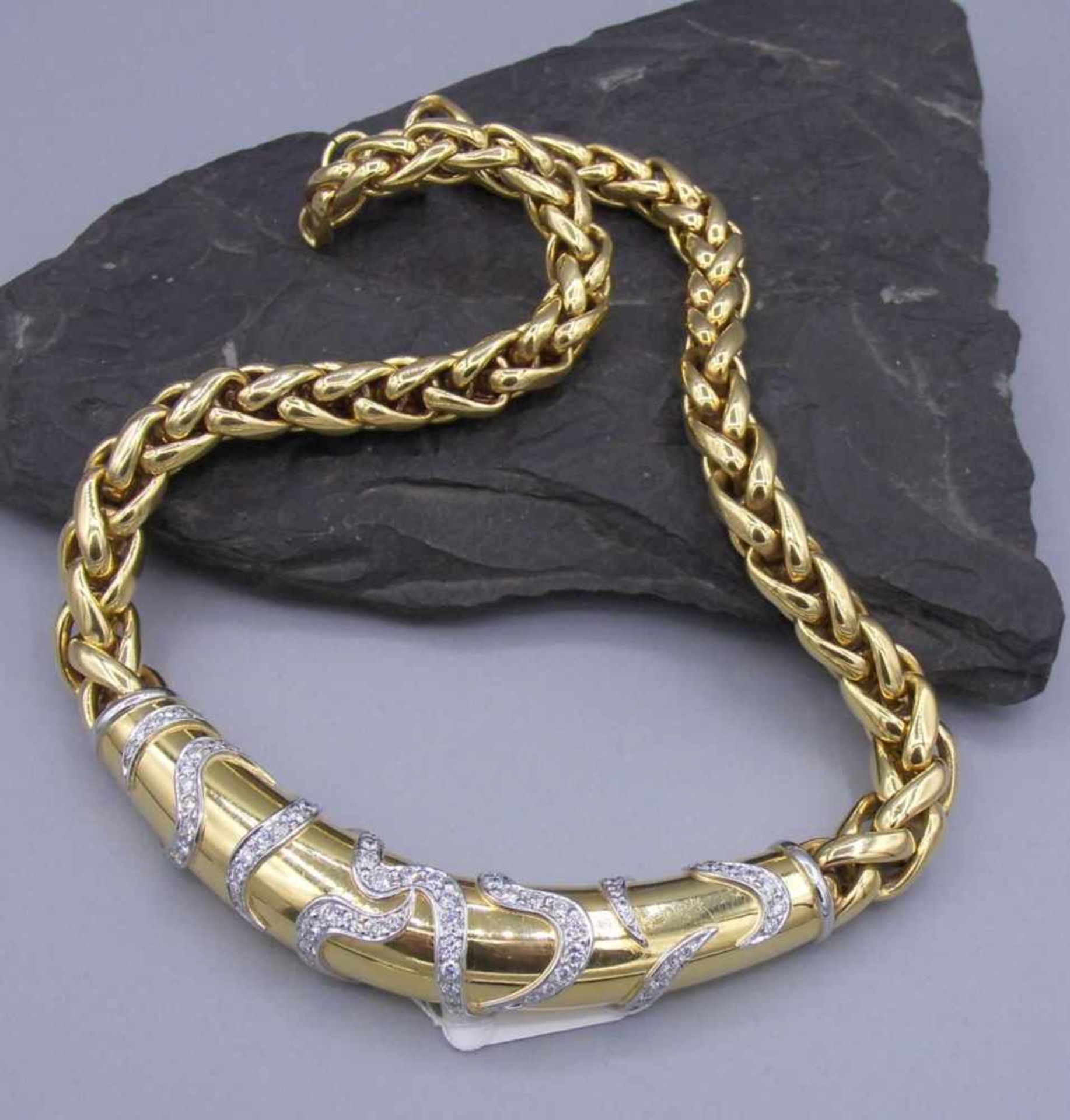 PRÄCHTIGES COLLIER MIT BRILLANTBESATZ, 750er Gelbgold (94,2 g). Verlaufende Kette mit - Image 2 of 4