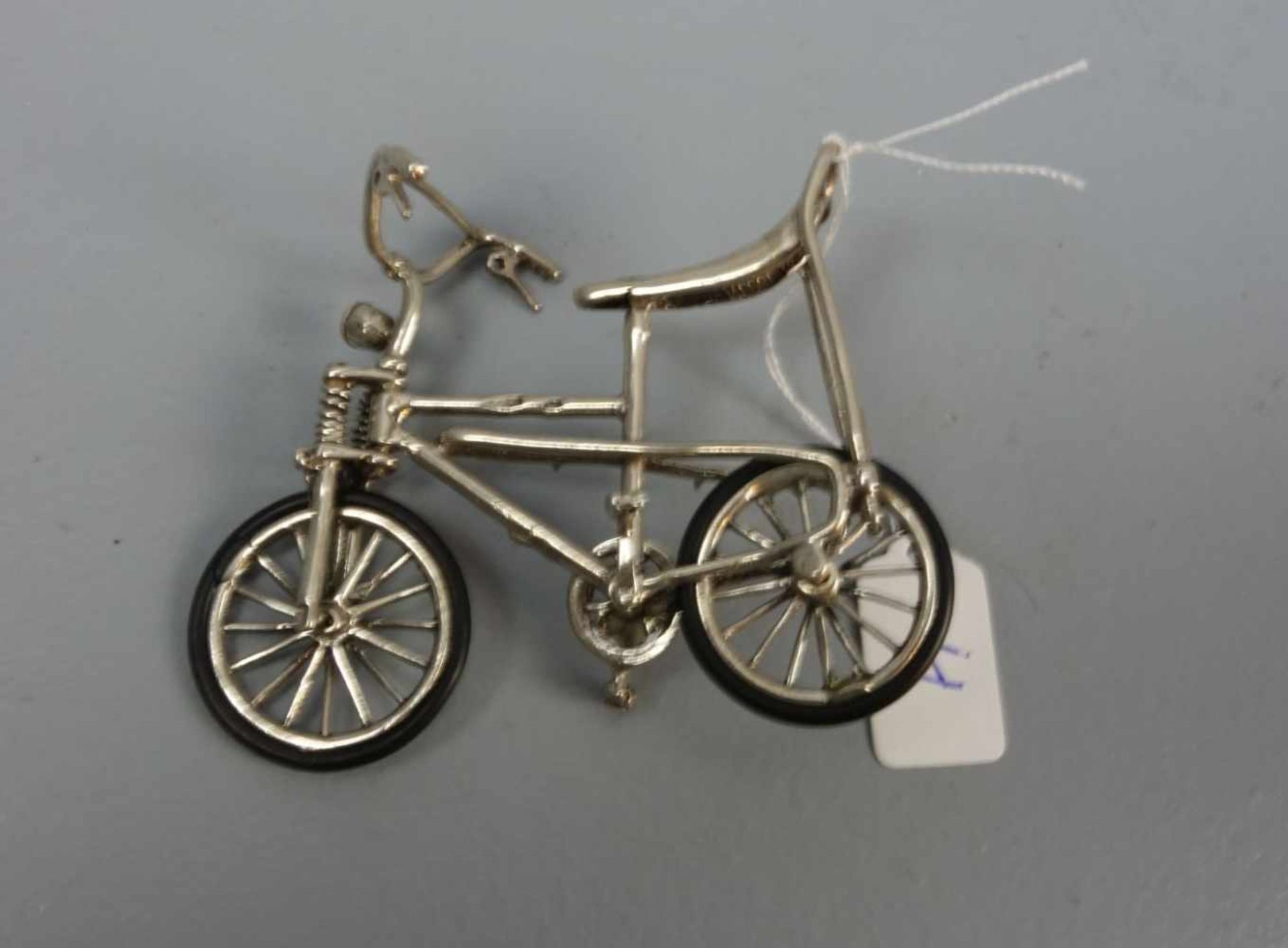 SILBERNES MINIATUR - FAHRRAD, 800er Silber (17,5 g), gepunzt mit Feingehaltsangabe. Sogenanntes - Bild 2 aus 4