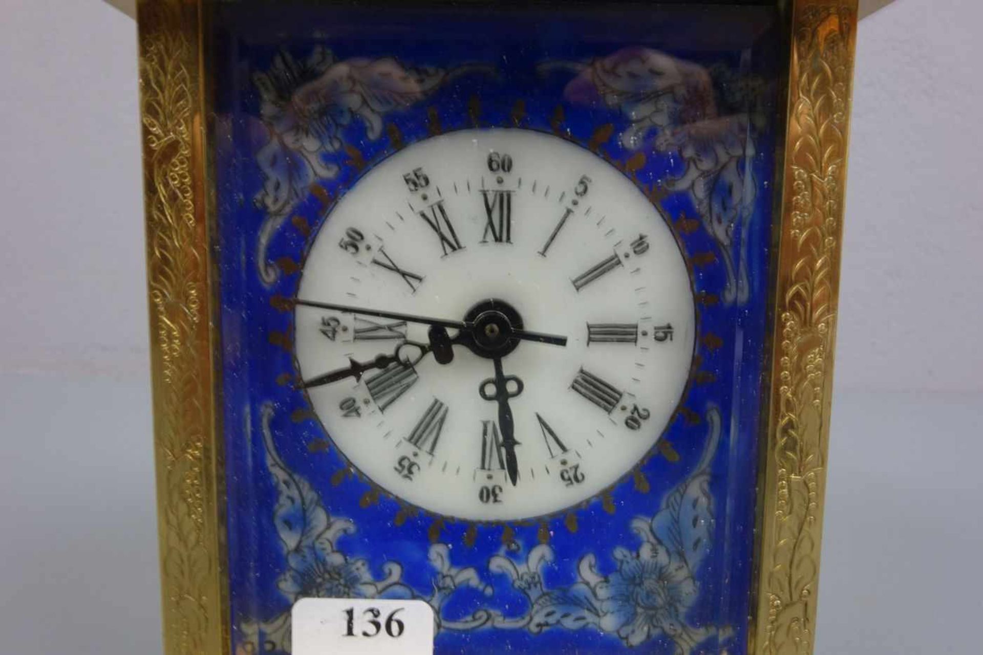 CLOISONNE UHR / TISCHUHR, Asien, 20. Jh., Emaille über Messing. Vergoldetes und verspringendes - Bild 5 aus 6