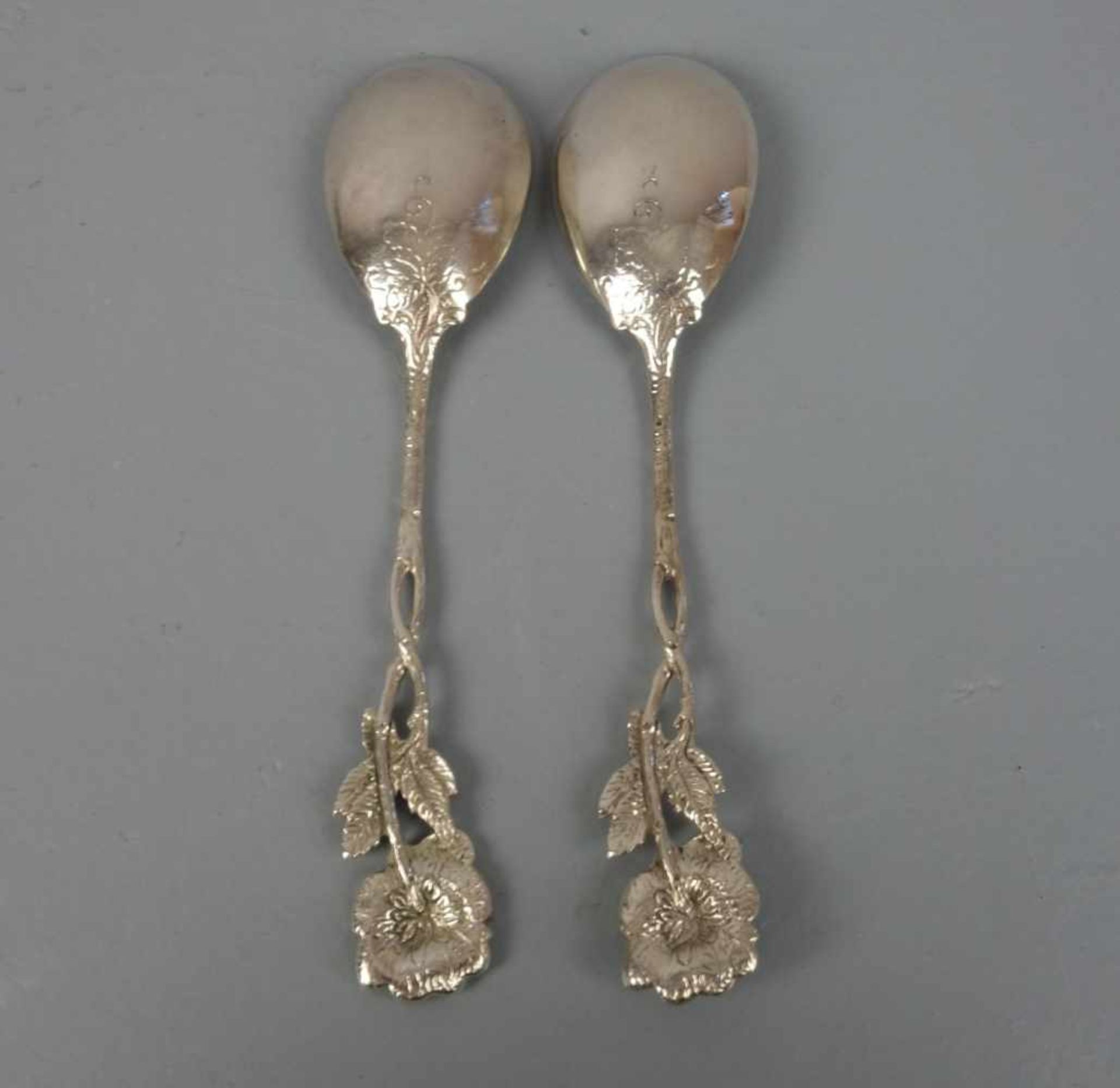 KONVOLUT VORLEGELÖFFEL / ZUCKERLÖFFEL - 2 STÜCK / creamer spoons, 1. H. 20. Jh., deutsch, 835er - Image 2 of 3