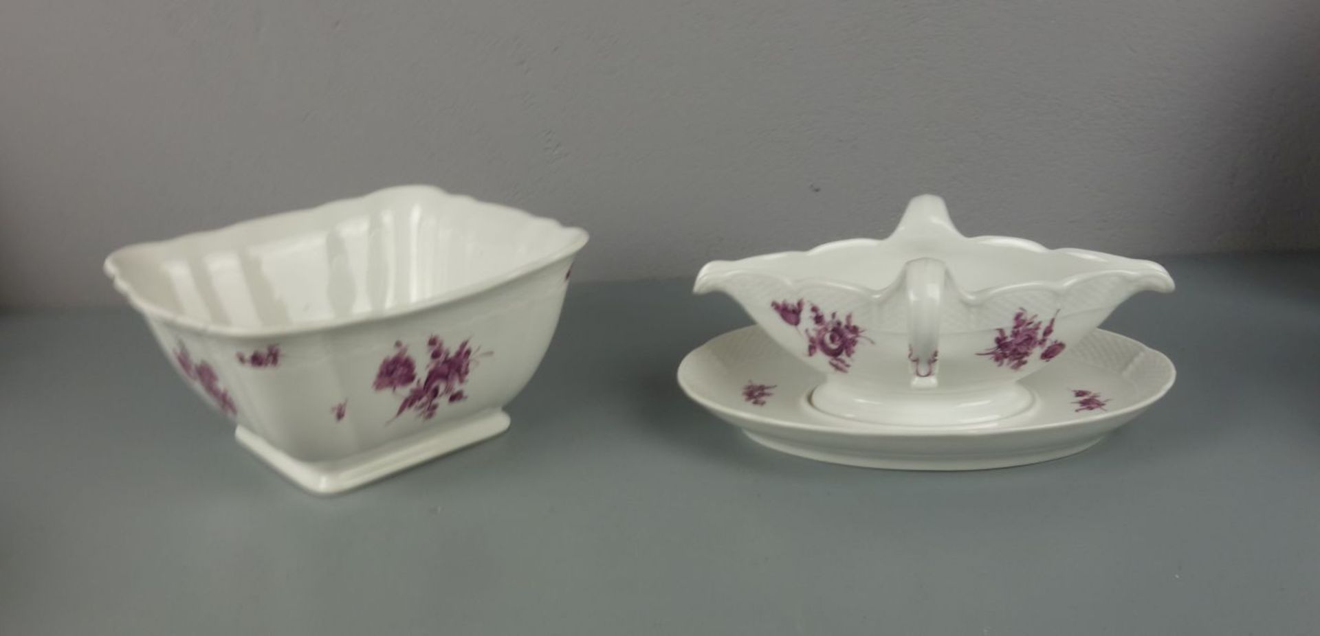 UMFANGREICHES NYMPHENBURG - SPEISESERVICE "ALT OSIER" MIT CAMAIEU-MALEREI IN PURPUR / dinner ware, - Bild 7 aus 8