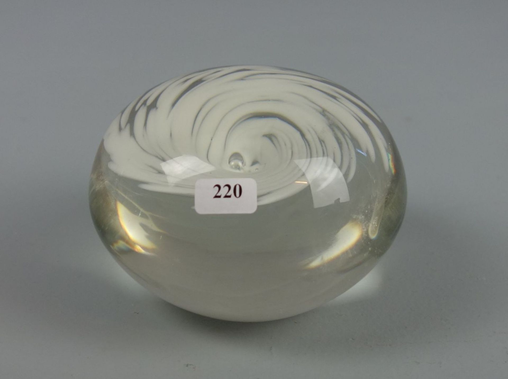 BRIEFBESCHWERER / PAPERWEIGHT, Glas, Manufaktur Rosenthal, studio-linie. Gedrückte Kugelform mit