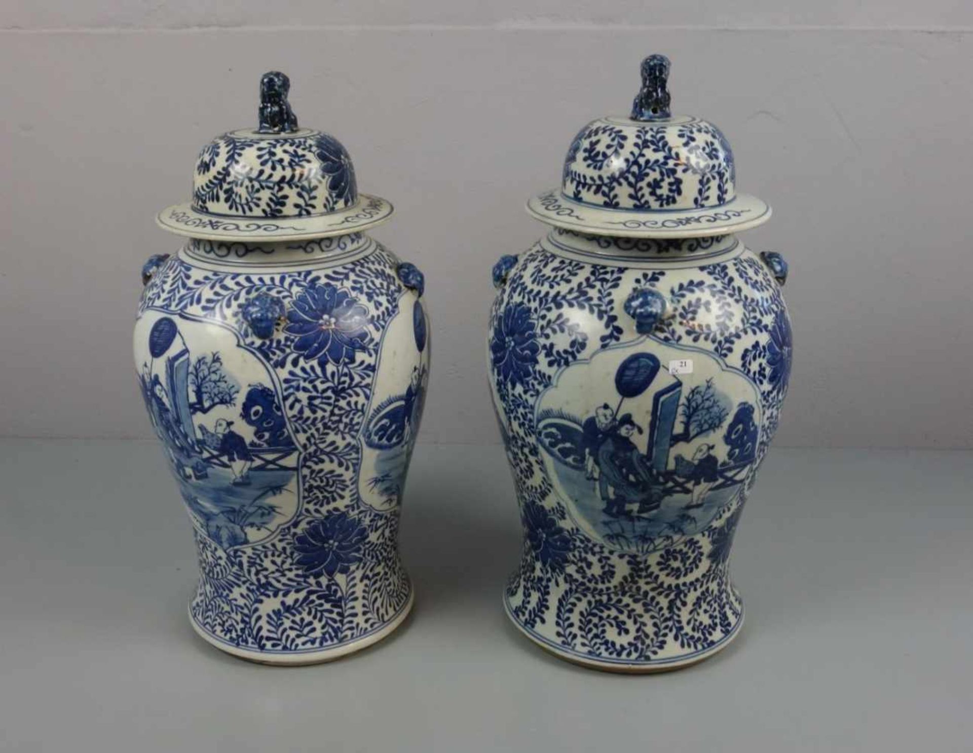 PAAR CHINESISCHE DECKELVASEN, Porzellan (ungemarkt), späte Qing-Dynastie / China. Balusterform auf