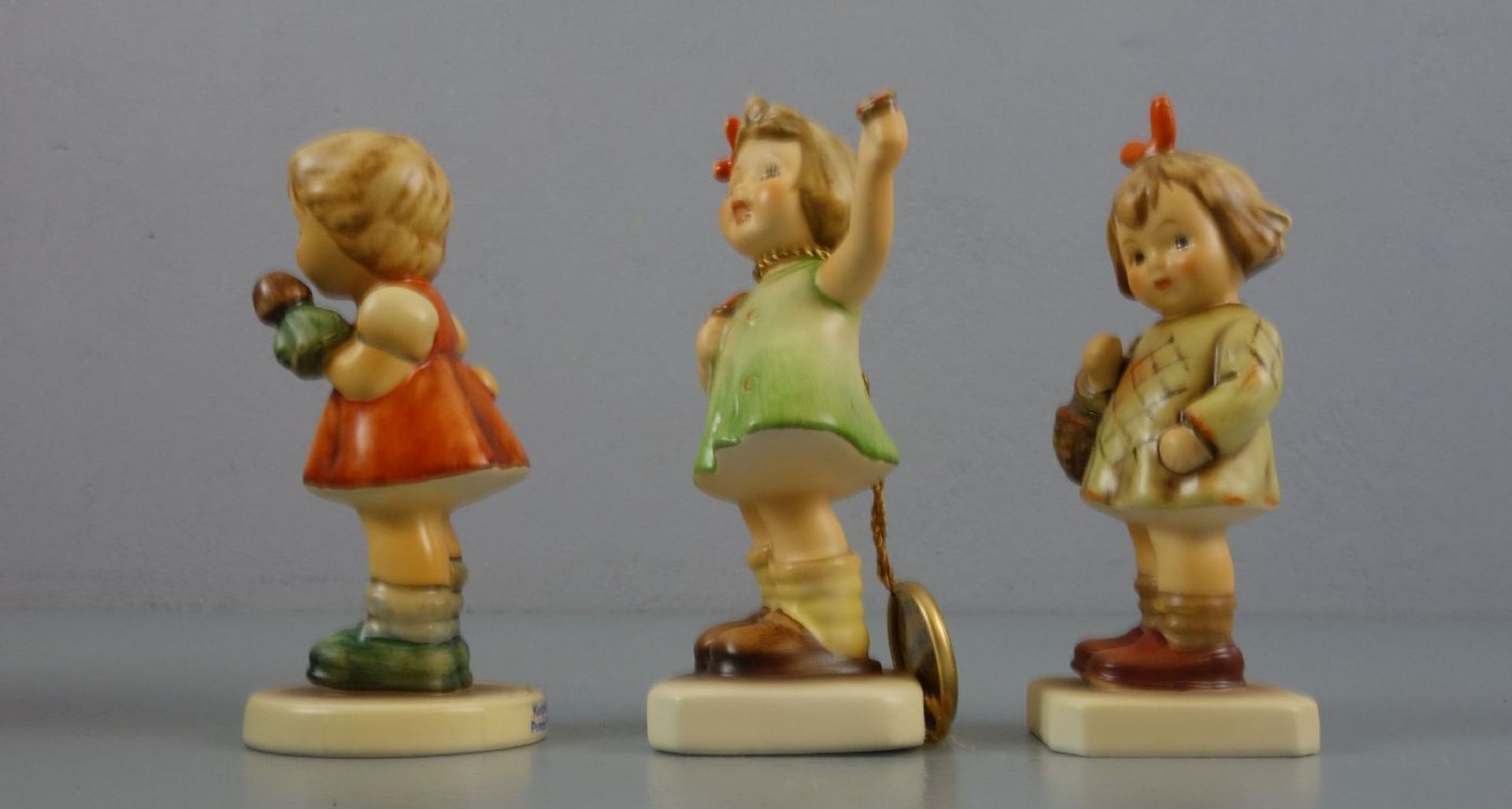 DREI HUMMELFIGUREN / porcelain figures: Goebel Hummel-Figuren, Marken nach 1991. "Herzlich - Image 4 of 5