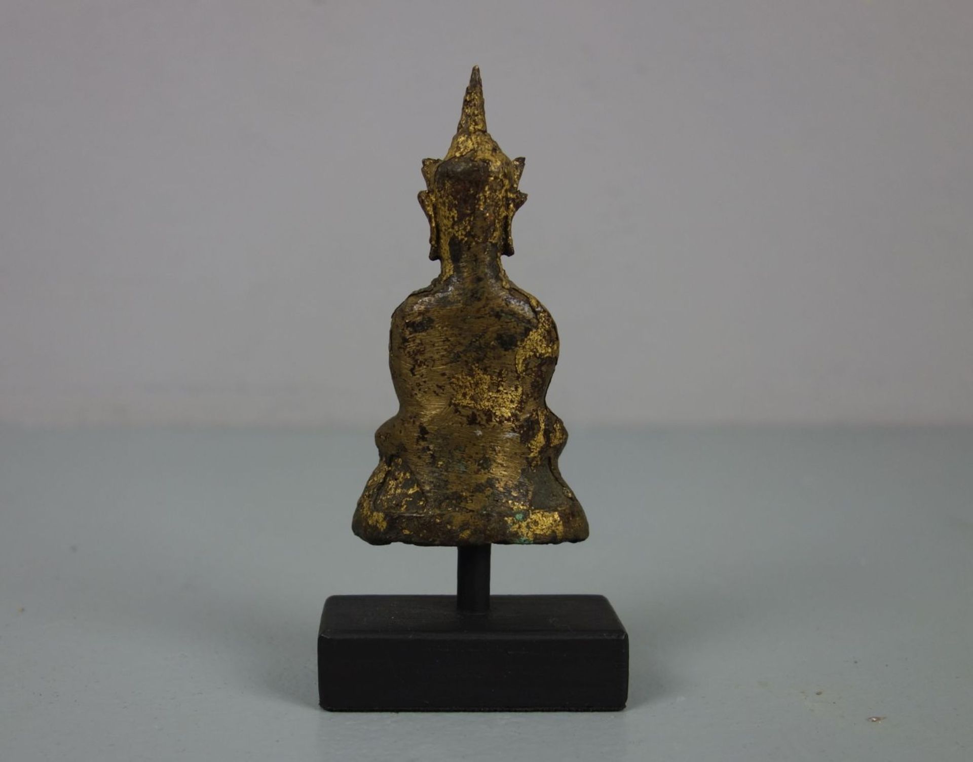 KLEINER BUDDHA AUF HOLZPOSTAMENT, Thailand, 18. Jh., Bronze mit goldfarbener Patinierung. Ein in der - Bild 3 aus 4