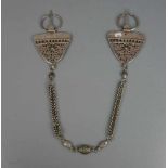 BERBER-SCHMUCK: FIBELN UND KETTE, Marokko, Silber, Gewicht: 497,5 g. Zwei glockenförmige Fibeln im