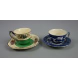 PAAR MOKKATASSEN, Keramik, England. 1) Manufaktur Wedgwood, Tasse in Form eines Glockenkraters,