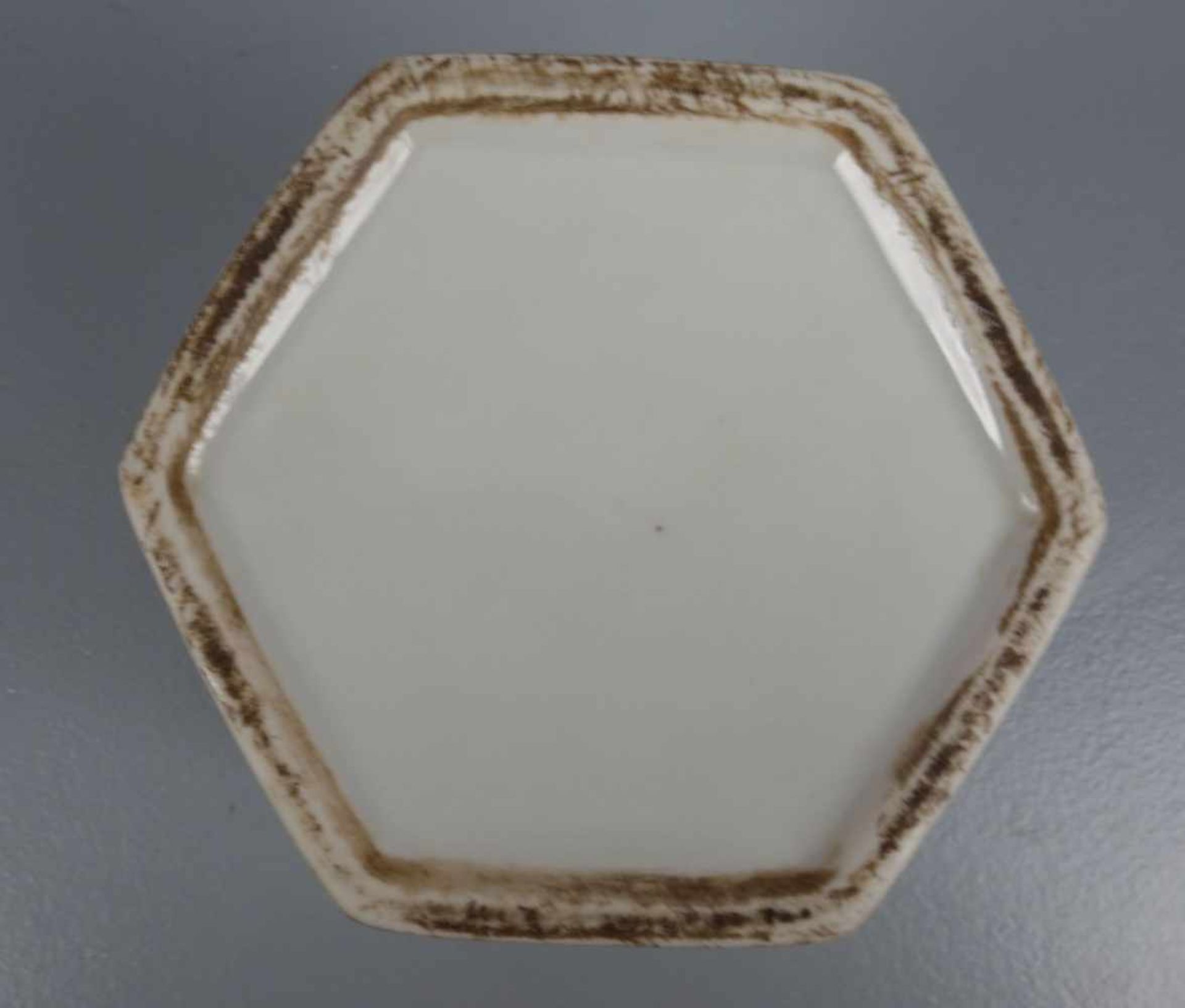 TEEDOSE / tea caddy, Porzellan, Chine de Commande - Dekor. Hexagonale Form mit leicht aufgewölbtem - Bild 7 aus 7