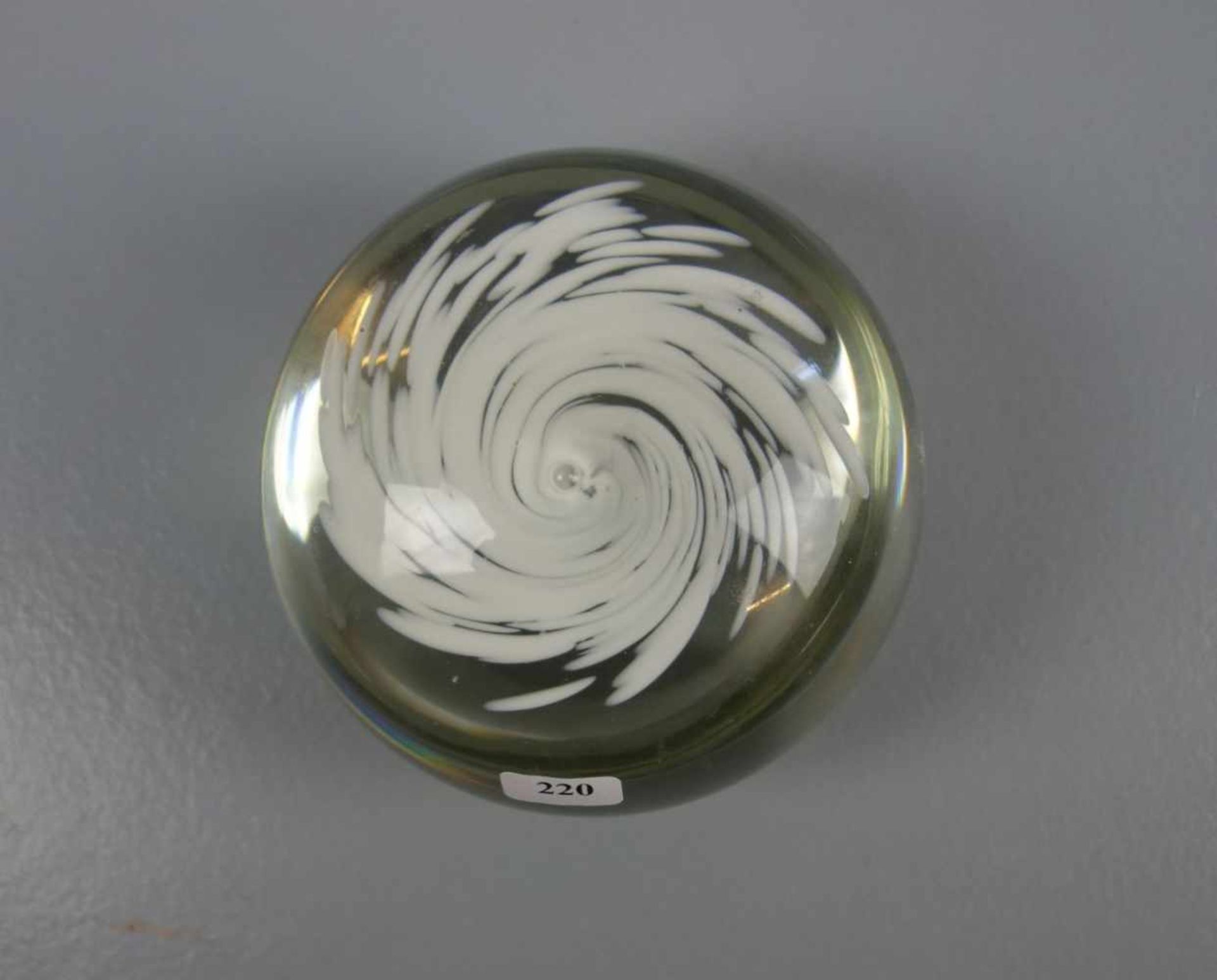 BRIEFBESCHWERER / PAPERWEIGHT, Glas, Manufaktur Rosenthal, studio-linie. Gedrückte Kugelform mit - Bild 2 aus 3