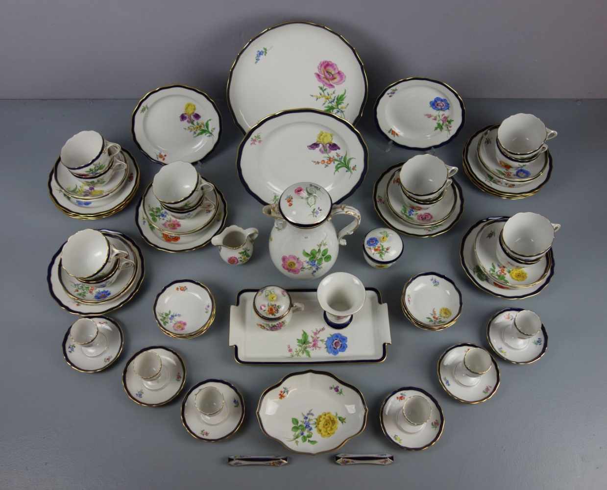 KAFFEE -, TEE - UND FRÜHSTÜCKSSERVICE / coffee or tea set, Porzellan, Manufaktur Meissen, - Image 2 of 10