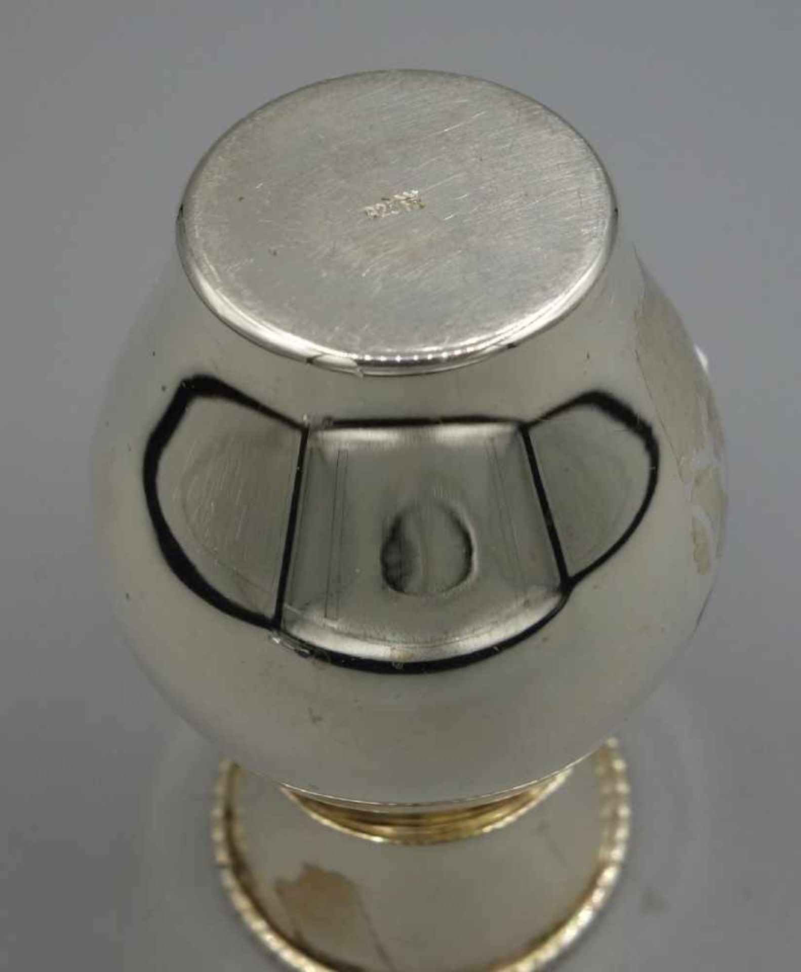 VASE, 925er Silber (32 g), gepunzt mit Feingehaltsangabe und Herstellermarke Hermann Bauer, - Image 3 of 3