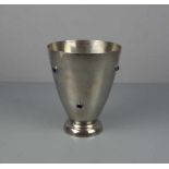 ART DÉCO VASE / SEKTKÜHLER, wohl um 1930, silberfarbenes Metall (wohl Nickel) mit Glasmonturen, ohne