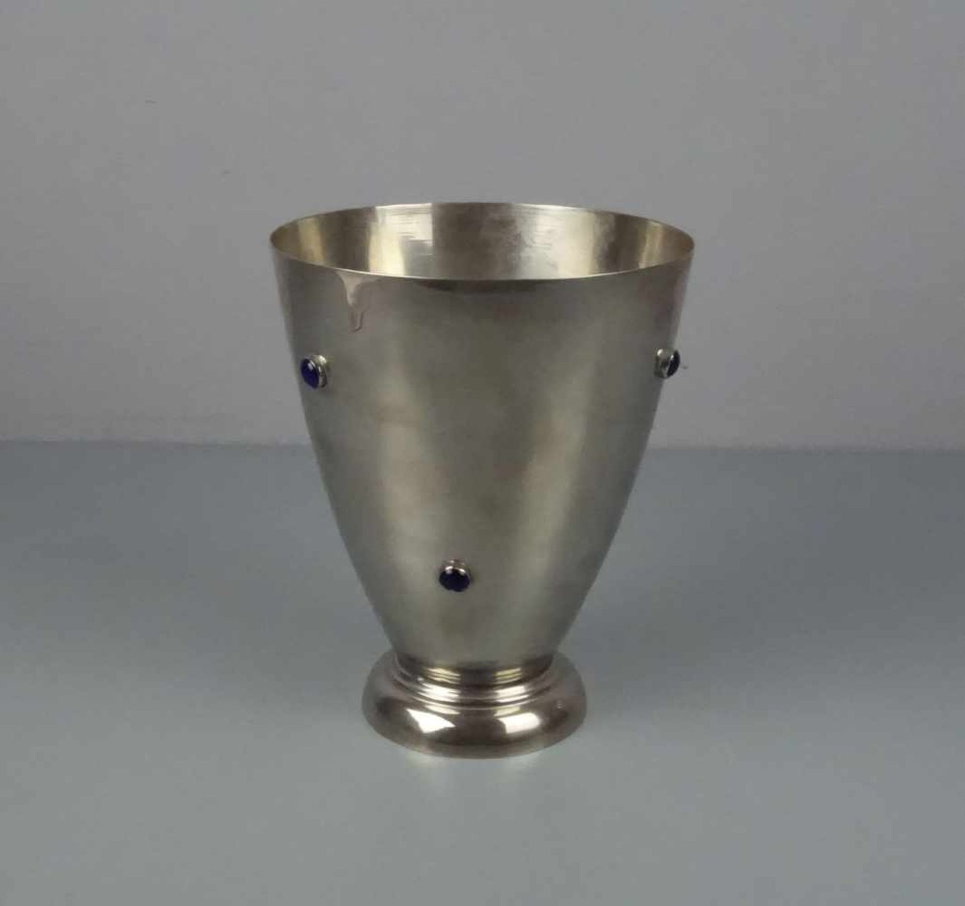 ART DÉCO VASE / SEKTKÜHLER, wohl um 1930, silberfarbenes Metall (wohl Nickel) mit Glasmonturen, ohne