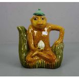 FIGÜRLICHE WEINKANNE / TEEKANNE: "Sitzender Affe" / biscuit wine pot with monkey, China, heller