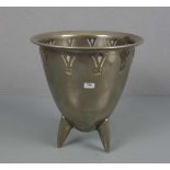 CACHEPOT / VASE / SEKTKÜHLER, silberfarbenes Metall, ohne Manufakturpunze, Mitte 20. Jh.. Konische