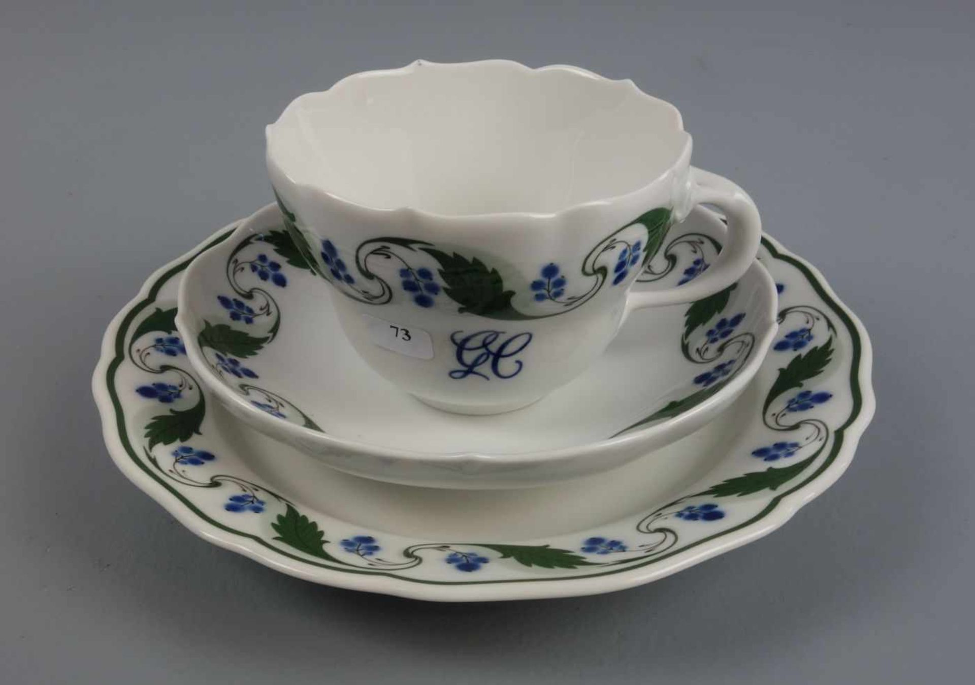 MEISSEN - GEDECK mit stilisiertem Blaubeerdekor: Tasse, Untertasse und Teller. Unterglasurblaue