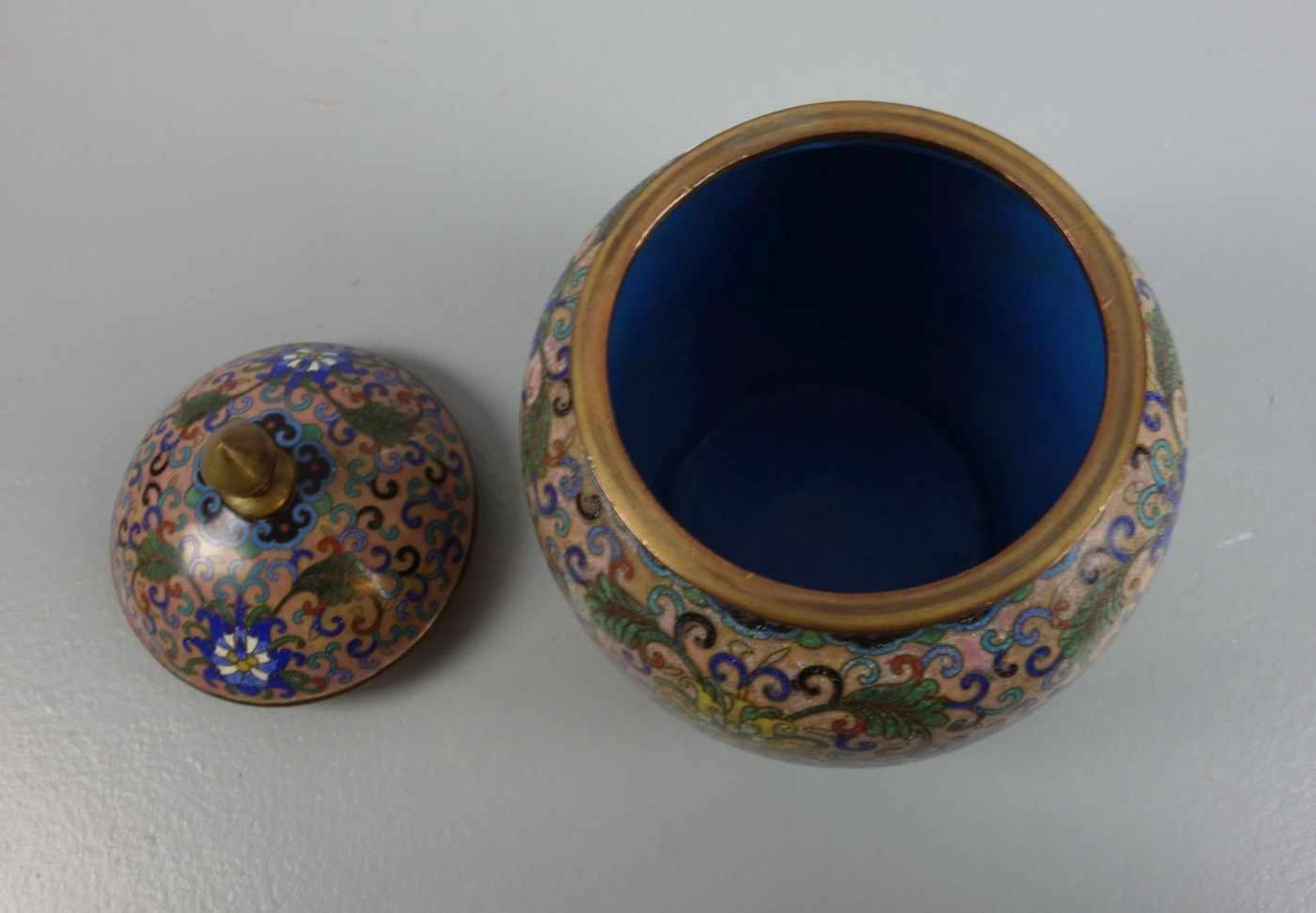 CLOISONNE DECKELVASE / cloisonné vase, Asien, wohl 1. H. 20. Jh., polychromes Emaille in Cloisonne- - Image 3 of 4