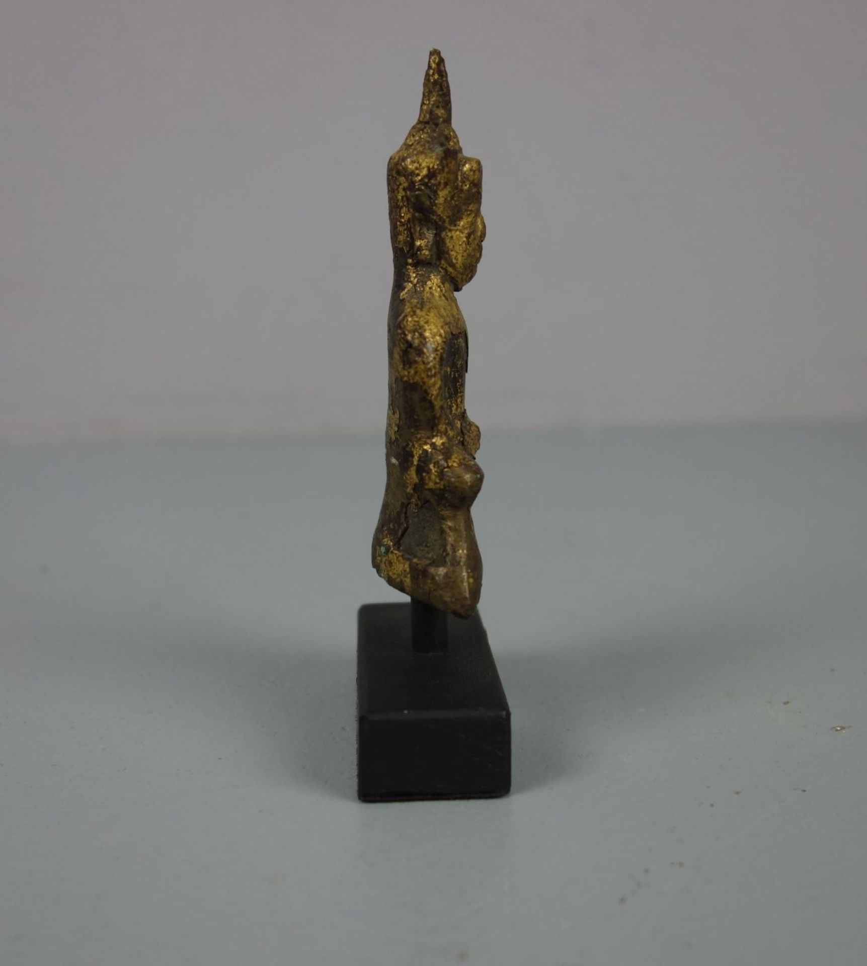 KLEINER BUDDHA AUF HOLZPOSTAMENT, Thailand, 18. Jh., Bronze mit goldfarbener Patinierung. Ein in der - Image 4 of 4