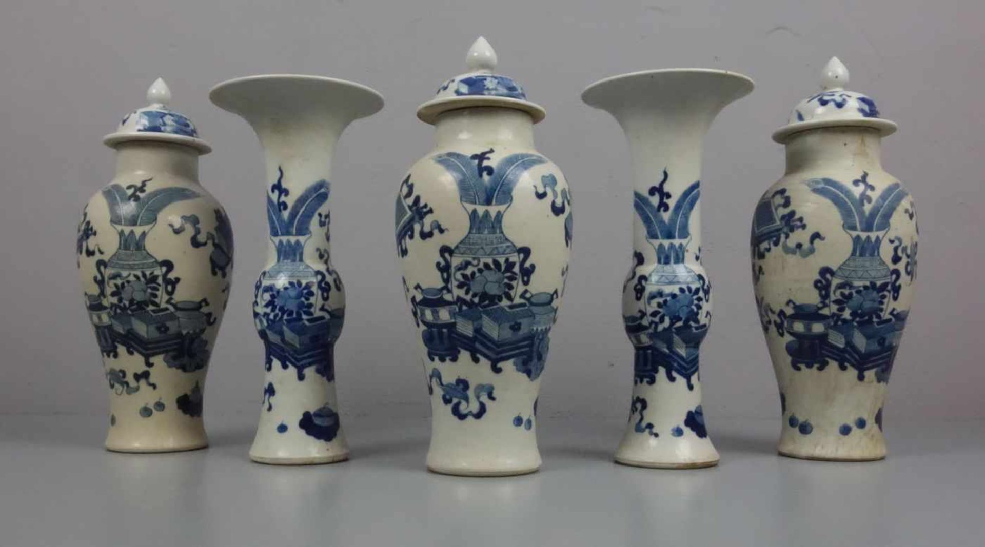 SET VON 5 CHINESISCHEN VASEN, Porzellan, China, ungemarkt. Weißgraue Glasur mit Blaumalerei, - Bild 2 aus 5