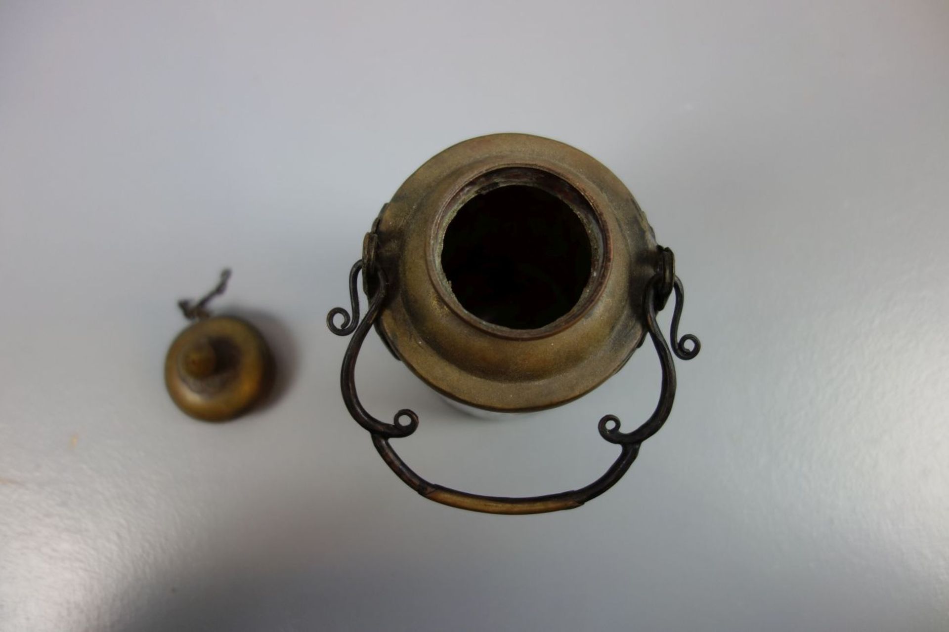 TEEDOSE / tea caddy, Porzellan mit Bronzemonturen, China, unter dem Stand gemarkt mit 6 - Bild 4 aus 5
