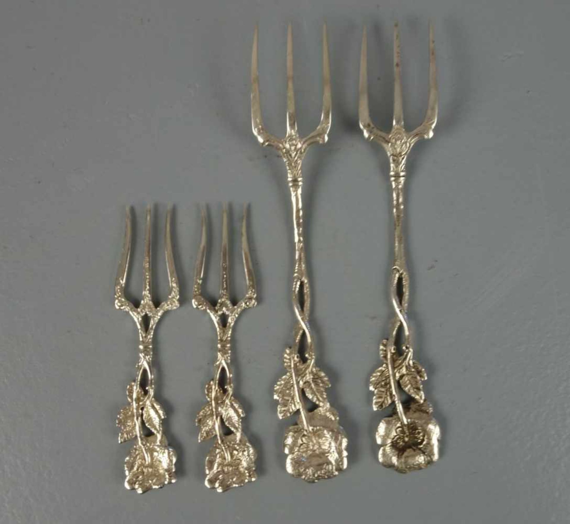 KONVOLUT VORLEGEBESTECK / VORLEGEGABELN - 4 STÜCK / four silver serving forks, 1. H. 20. Jh., - Image 2 of 3