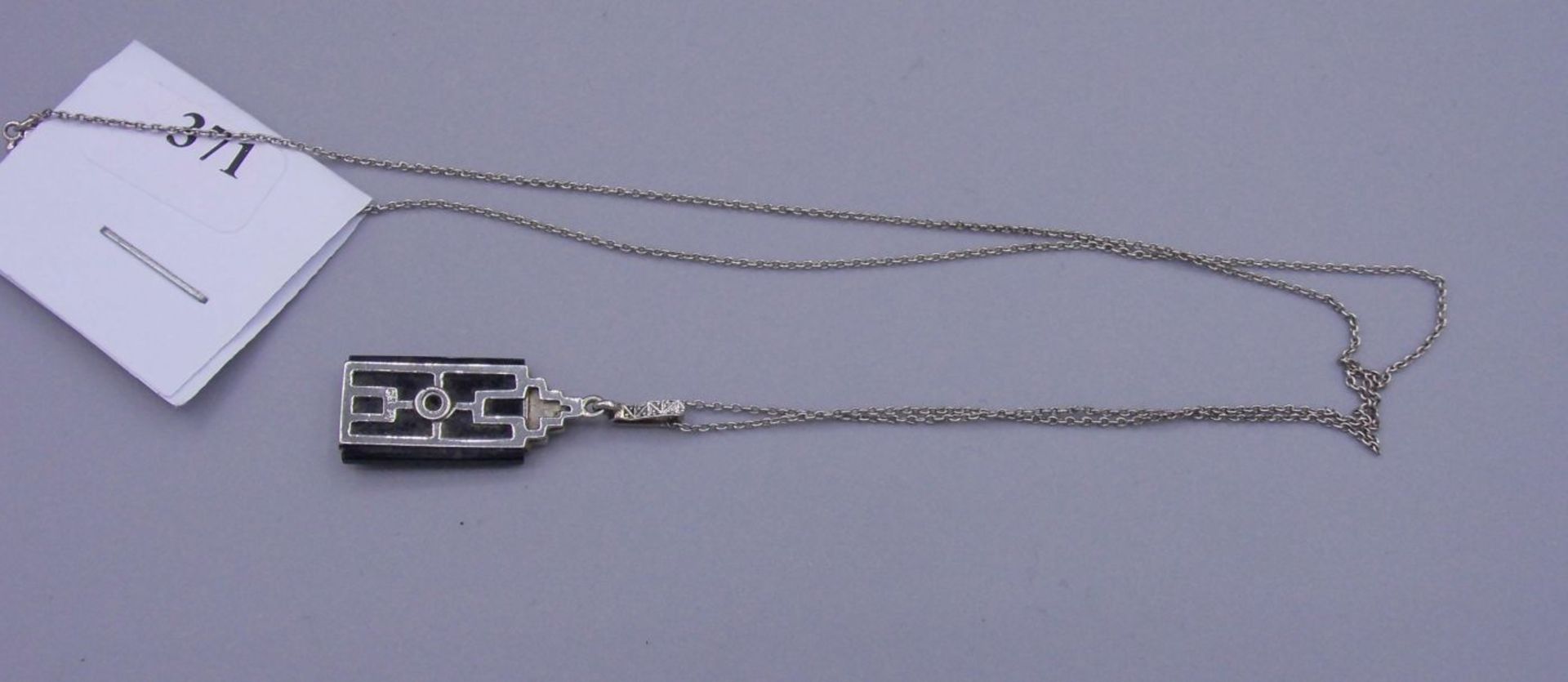 ART DÉCO - ANHÄNGER und KETTE / pendant and necklace, Anhänger mit 750er Weissgoldfassung; - Image 3 of 3