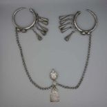 BERBER-SCHMUCK: FIBELN UND KETTE, Marokko. Silber, Gewicht: 145 g. Kette mit Fibeln. In der Mitte