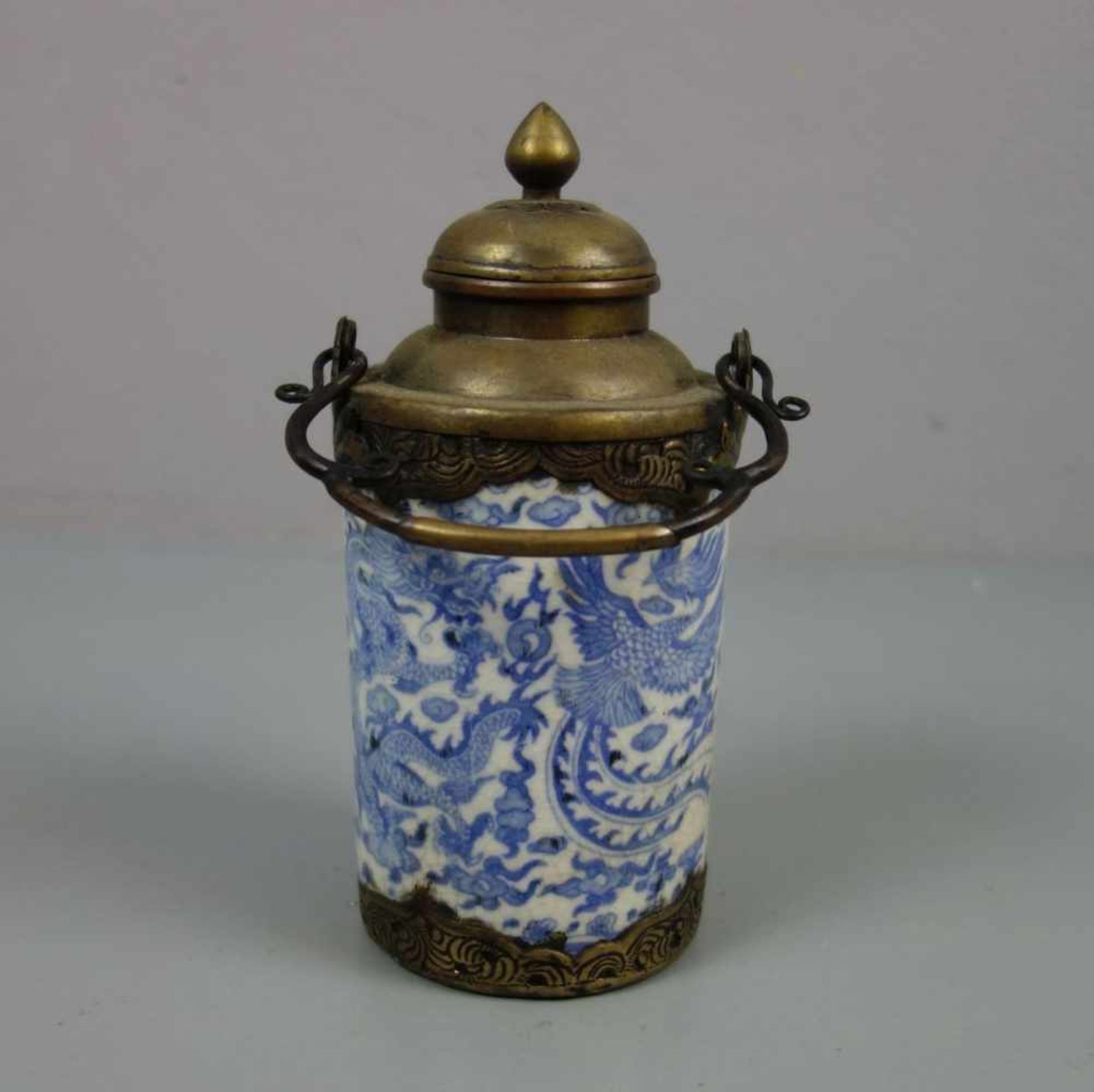 TEEDOSE / tea caddy, Porzellan mit Bronzemonturen, China, unter dem Stand gemarkt mit 6 - Bild 3 aus 5