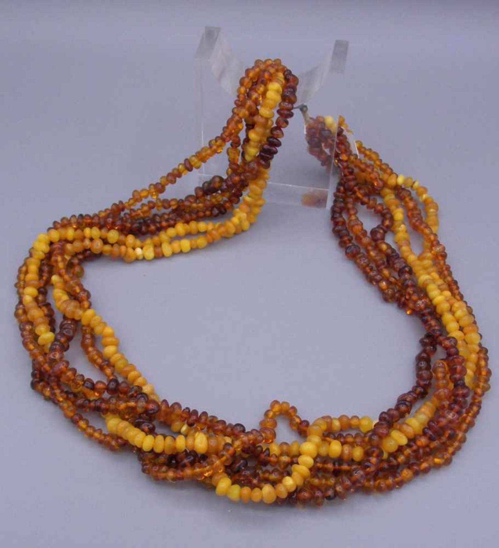 BERNSTEINKETTE / amber necklace, 6 Stränge aus Bernsteinen unterschiedlicher Farbigkeit, Form und