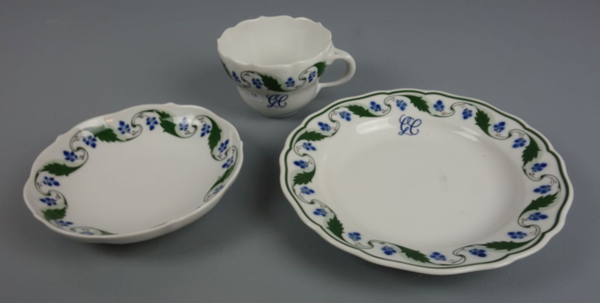 MEISSEN - GEDECK mit stilisiertem Blaubeerdekor: Tasse, Untertasse und Teller. Unterglasurblaue - Image 3 of 4