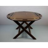 BEISTELLTISCH / SERVIERTISCH / BUTLER'S TRAY, Mahagoni mit Messingmonturen, 2. Hälfte 20. Jh..