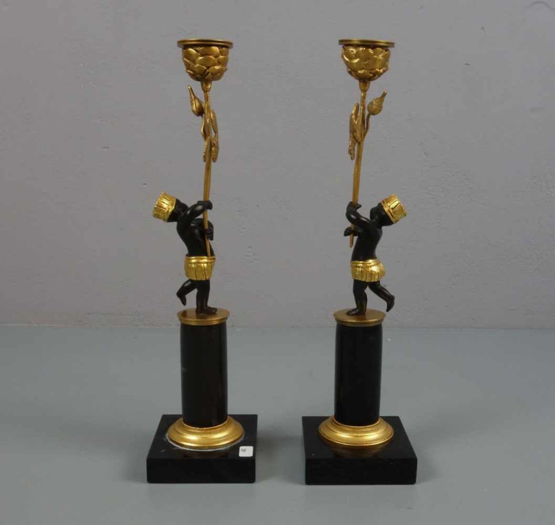 PAAR FIGÜRLICHE LEUCHTER / MOHRENLEUCHTER / TISCHLEUCHTER / candle stands, Bronze, dunkelbraun und - Bild 2 aus 4