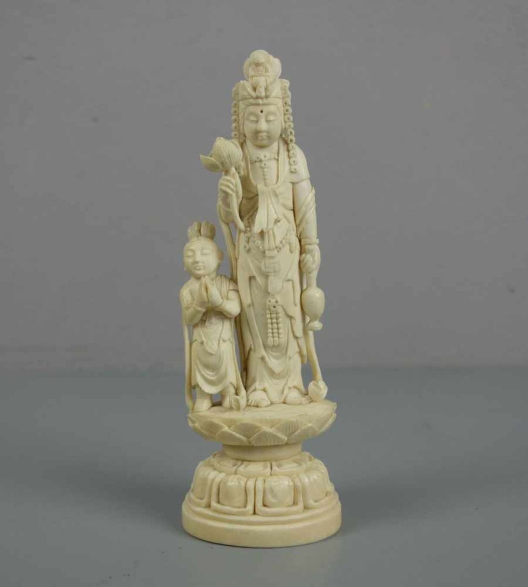 ELFENBEINFIGUR : "Guan Yin mit Assistenzfigur" / Okimono Figur / ivory figure, Asien. Elfenbein,