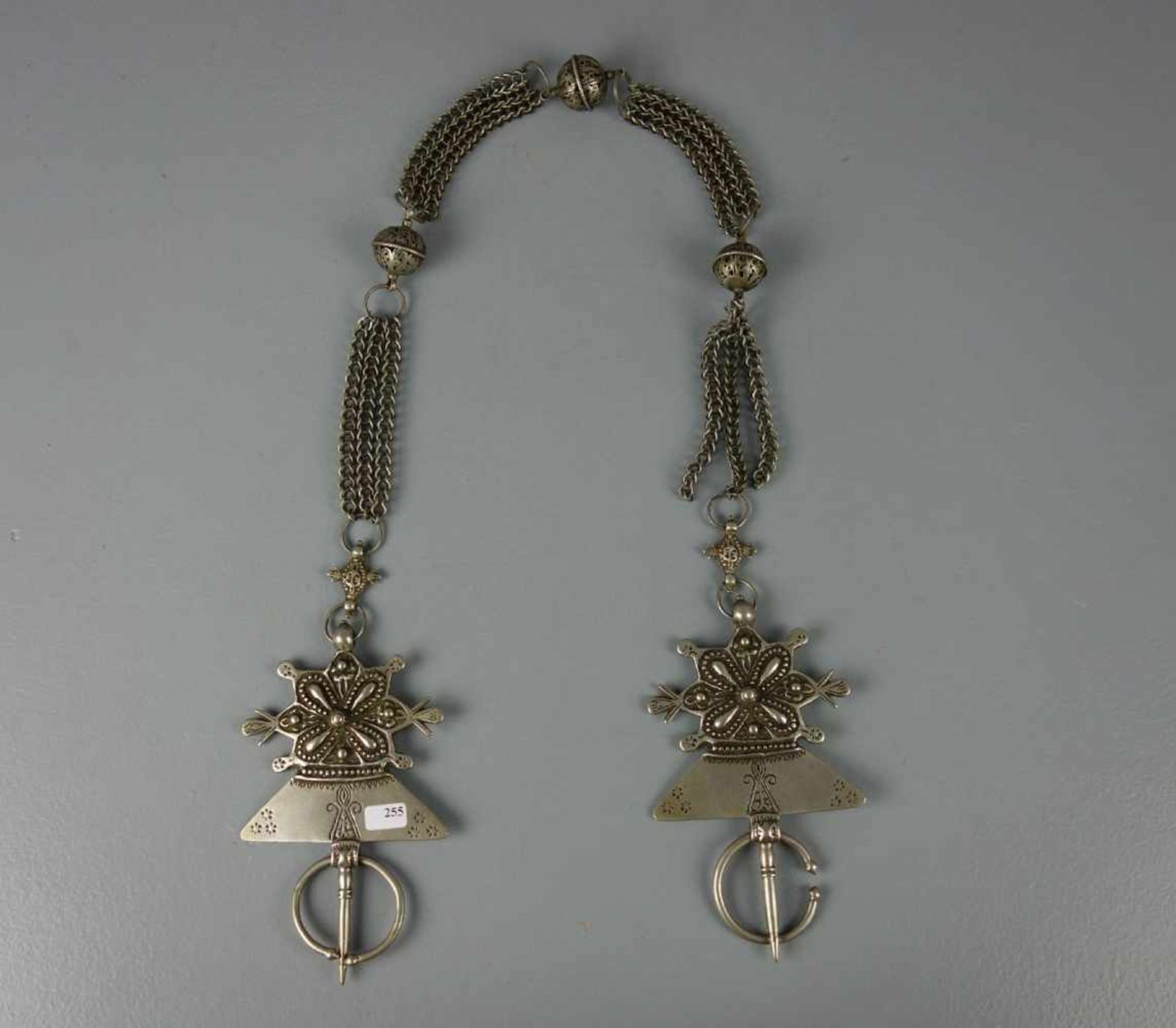 BERBERSCHMUCK: FIBELN UND KETTE, Zagora / Marokko, 1. Hälfte 20. Jh., Silber, Gewicht 446 g. Große