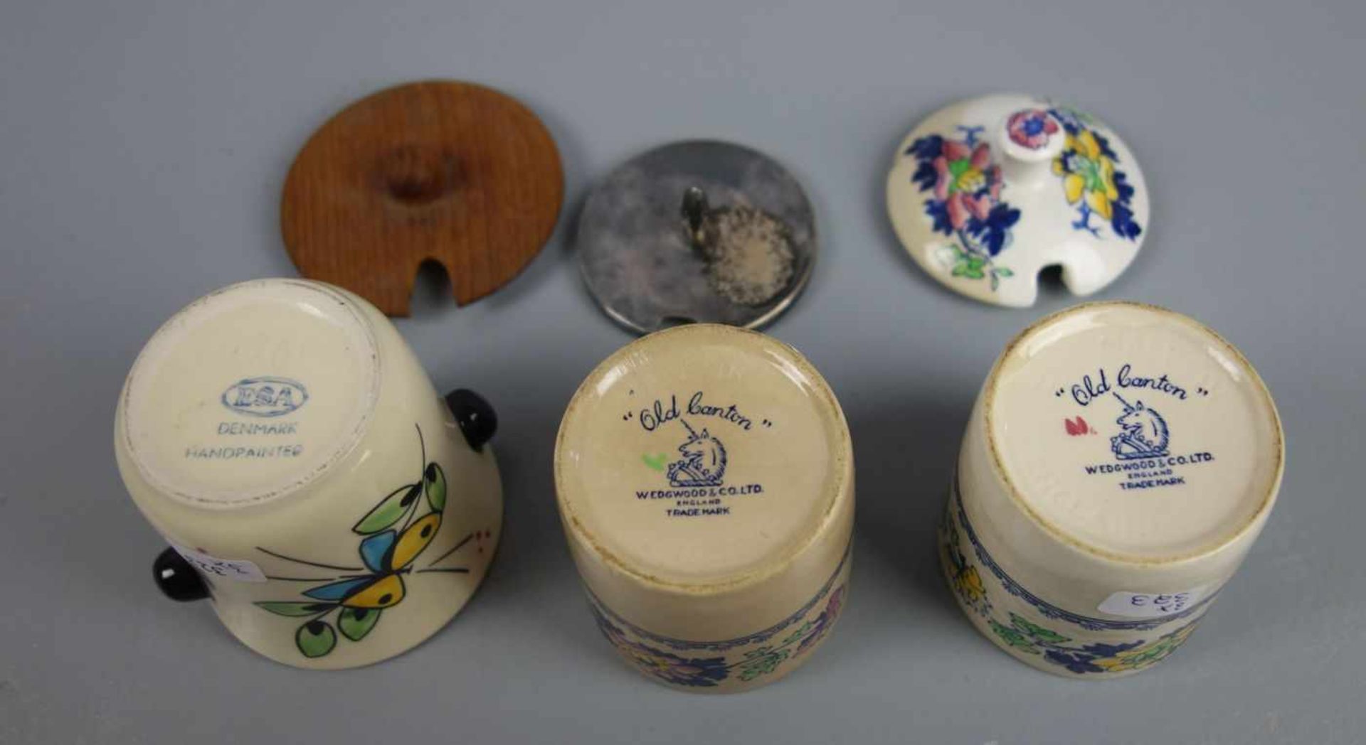 3 DECKELDOSEN / KOMPOTTIEREN, Keramik, 20. Jh. Drei konische Keramikbecher mit polychromem - Bild 4 aus 4