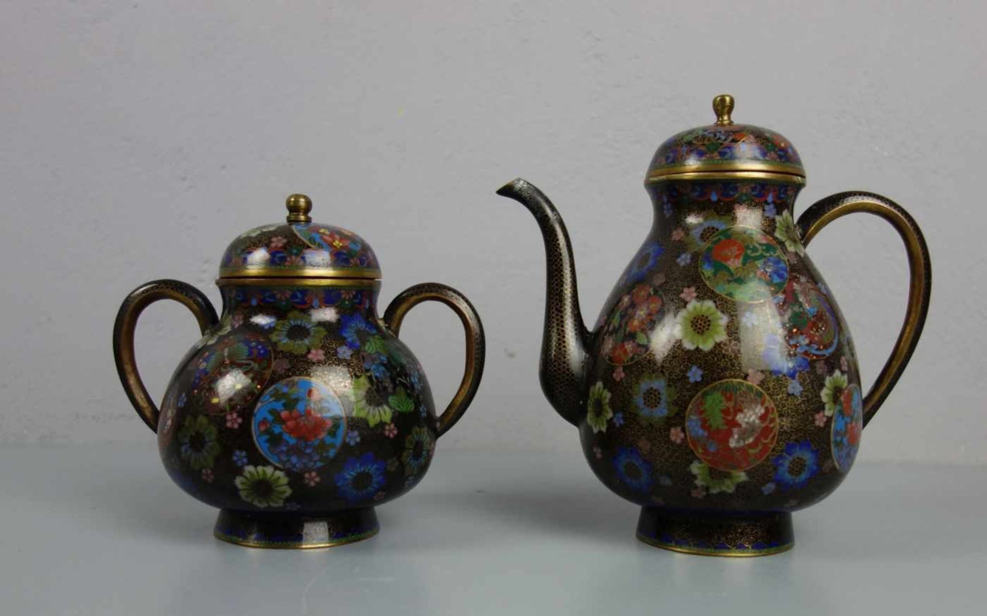 CLOISONNE SERVICE FÜR 6 PERSONEN - TEESERVICE / cloisonné tea set, Asien, wohl 1. H. 20. Jh., - Bild 3 aus 4