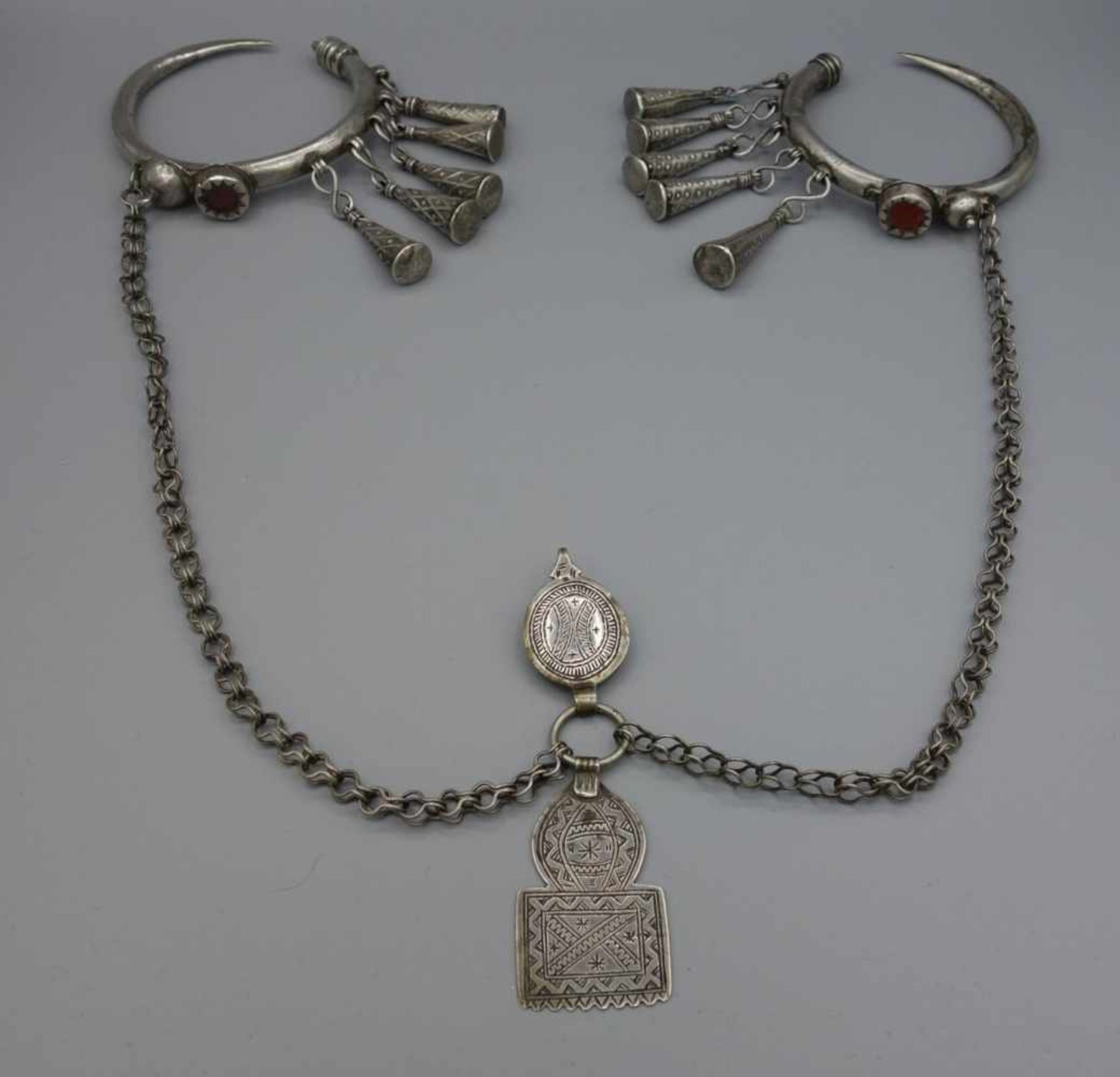 BERBER-SCHMUCK: FIBELN UND KETTE, Marokko. Silber, Gewicht: 145 g. Kette mit Fibeln. In der Mitte - Image 2 of 3