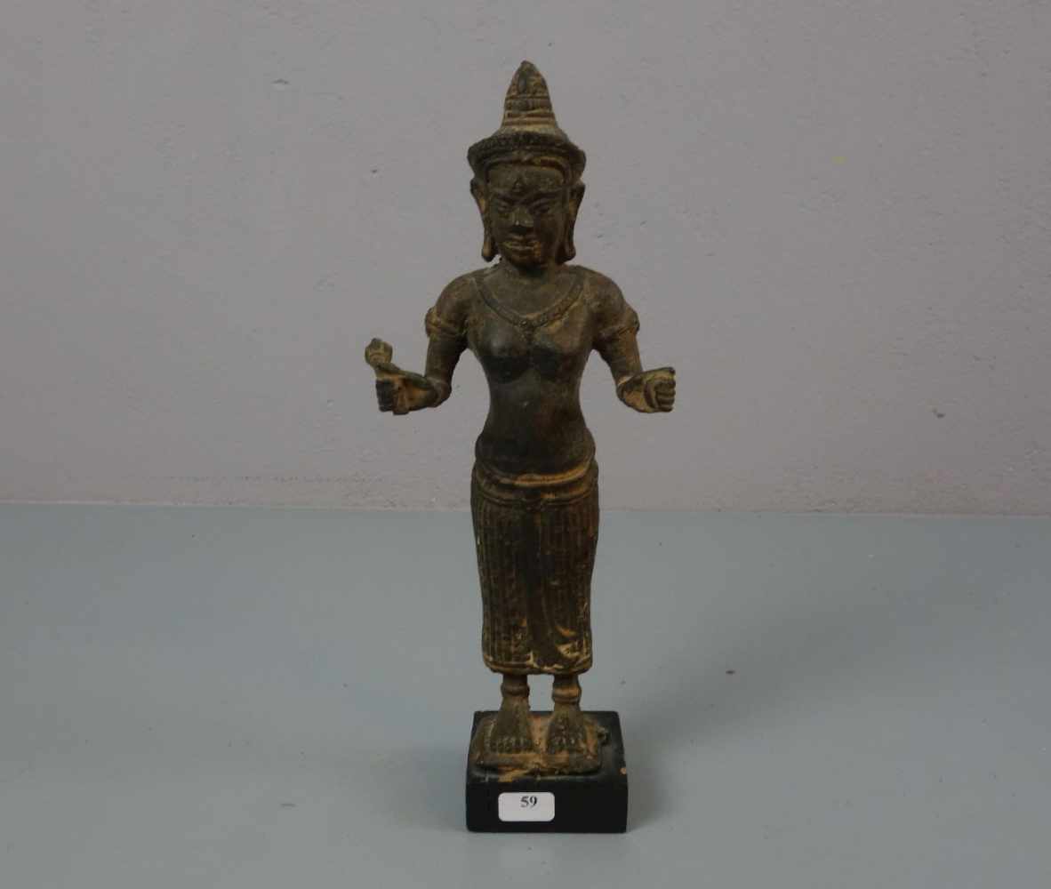SKULPTUR / sculpture: "Buddha mit Lotusblume" / Buddha with lotus flower, Thailand; Bronzehohlguss