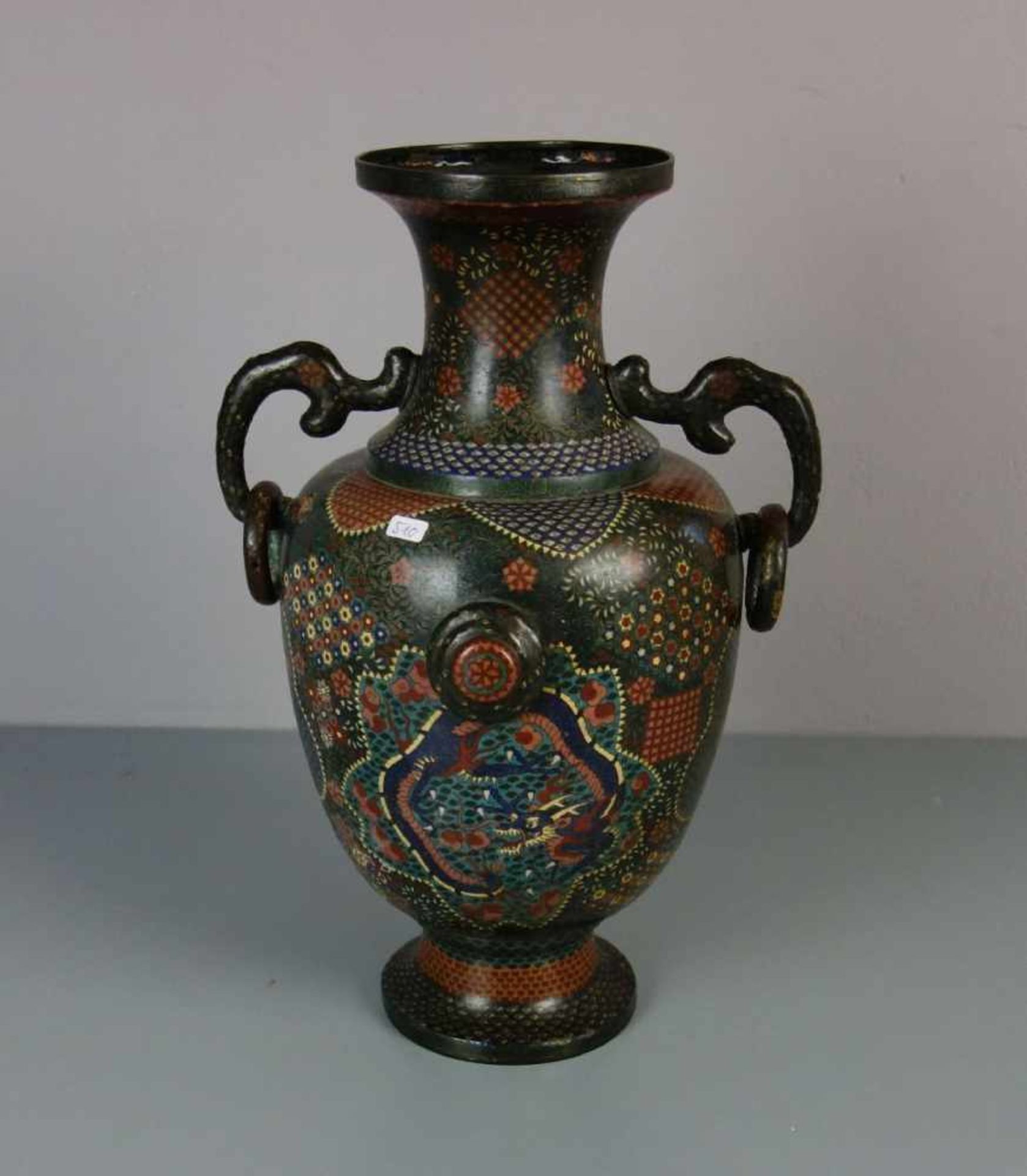 GROSSE CLOISONNÉ BALUSTERVASE MIT SEITLICHEN HANDHABEN / HENKELVASE, Asien, wohl um 1900,