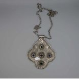 TUAREG-SCHMUCK: KETTE MIT ANHÄNGER / PENDENTIF, Essaouria / Marokko, 20. Jh. Emailliertes Silber,