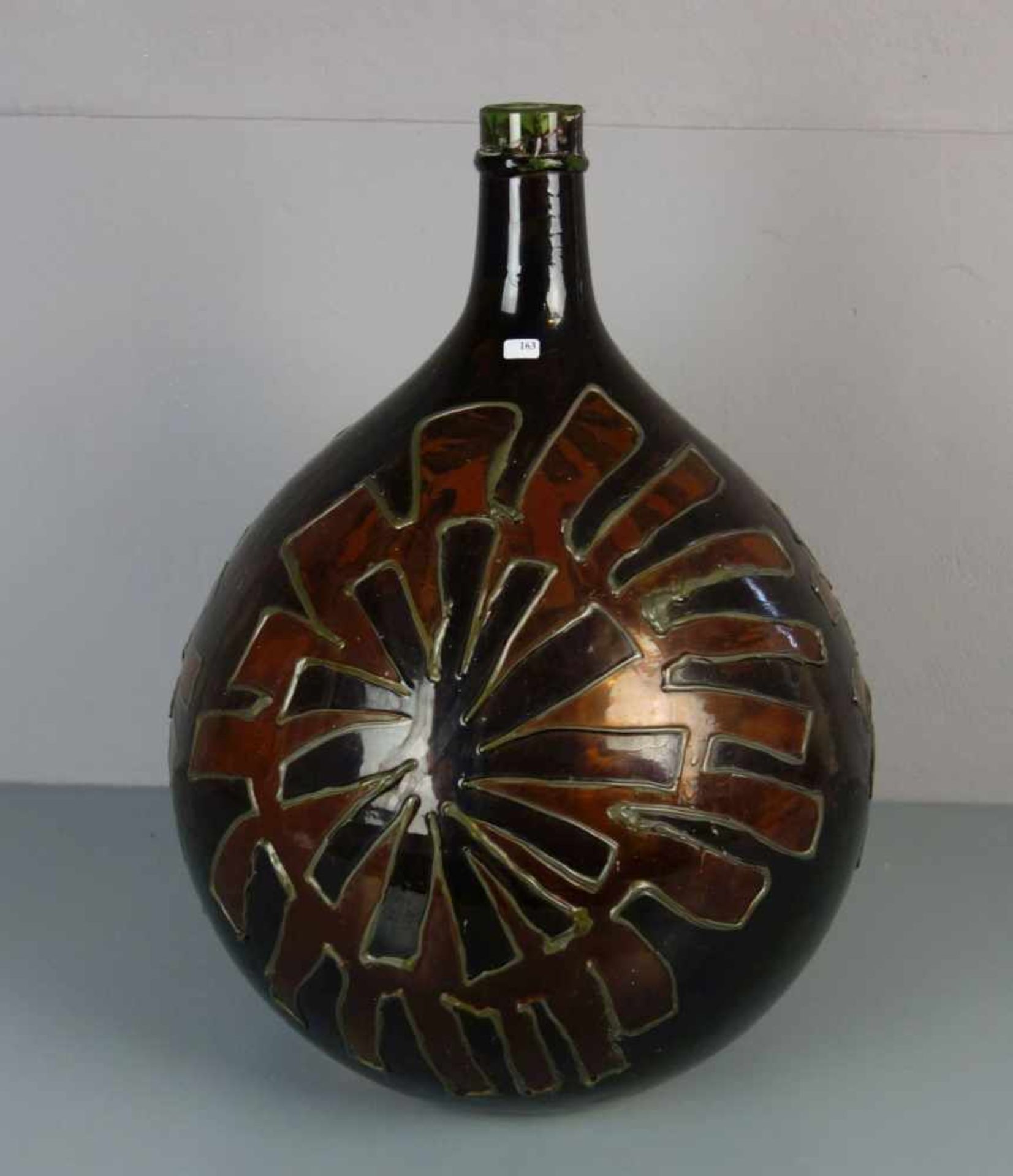 GROSSE VASE, grünliches Glas, bernsteinfarben und braun lasiert und erhaben konturiert mit